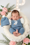Conjunto coelhinho: jardineiras, camisola e gorro