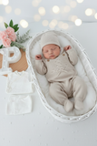 Pack saída de maternidade Bege 5 peças: body, calças, jardineiras, camisola e gorro