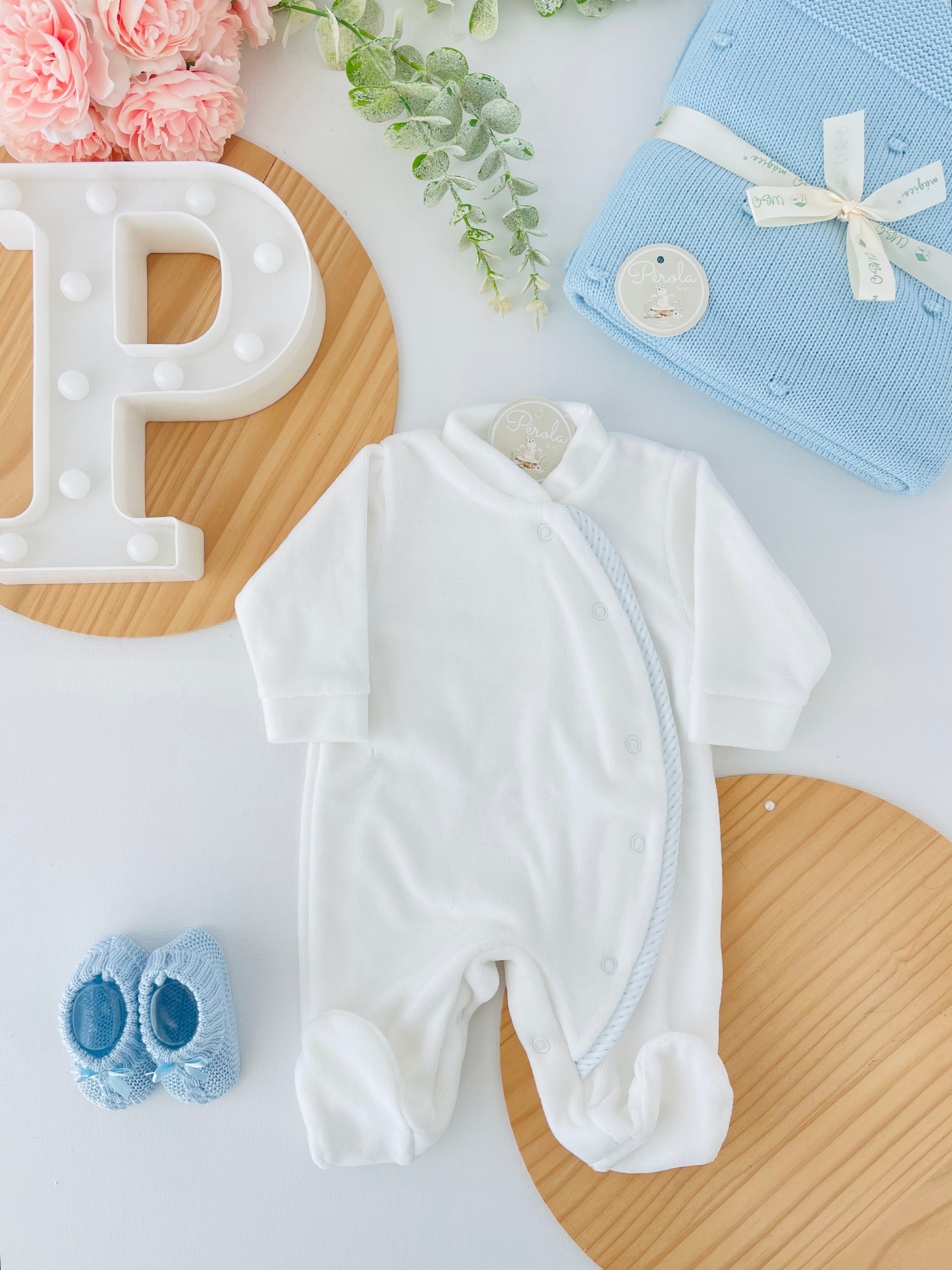 Babygrow branco para menino em veludo