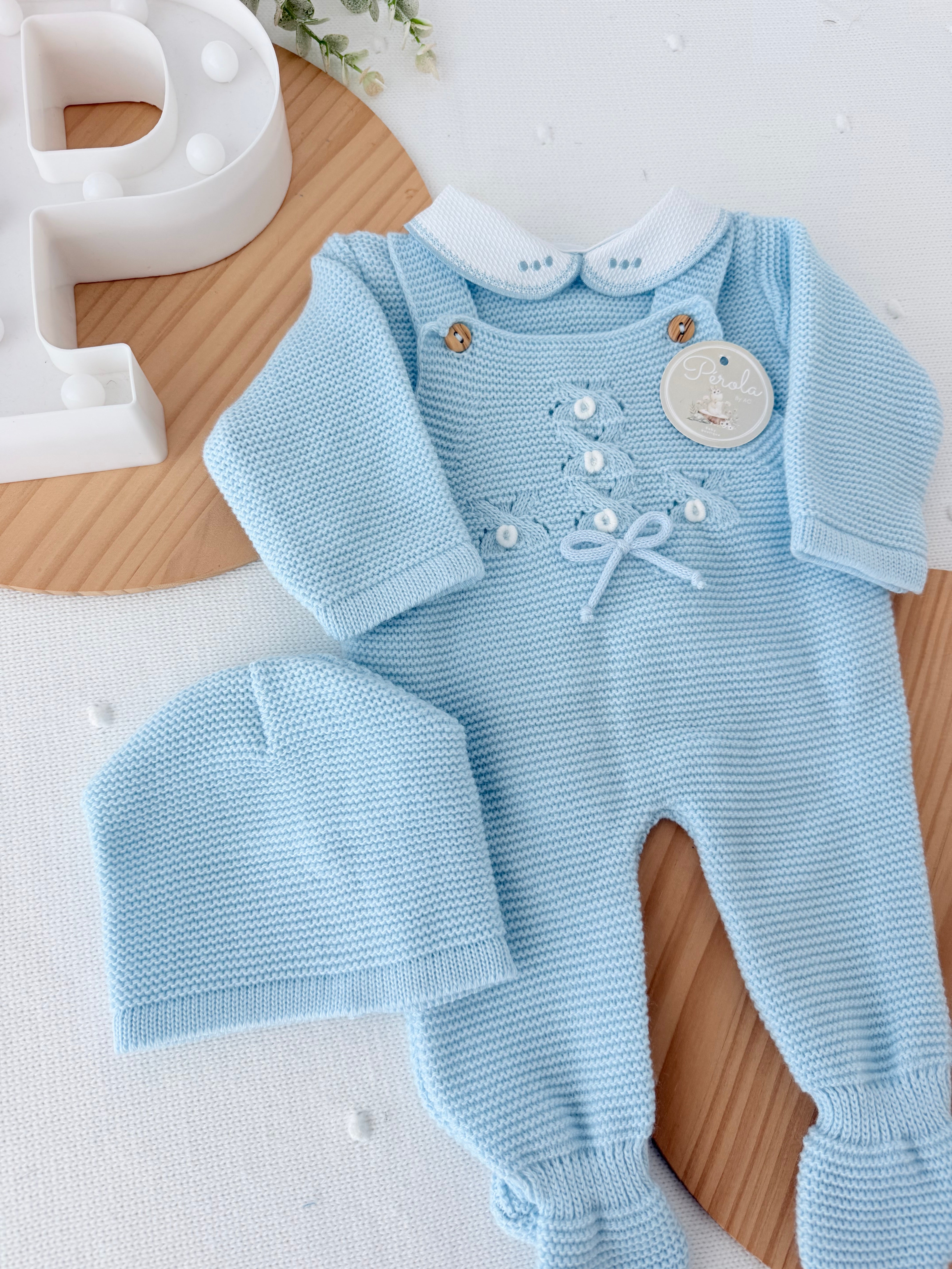 Saídas de maternidade: jardineiras, camisola e gorro outono inverno