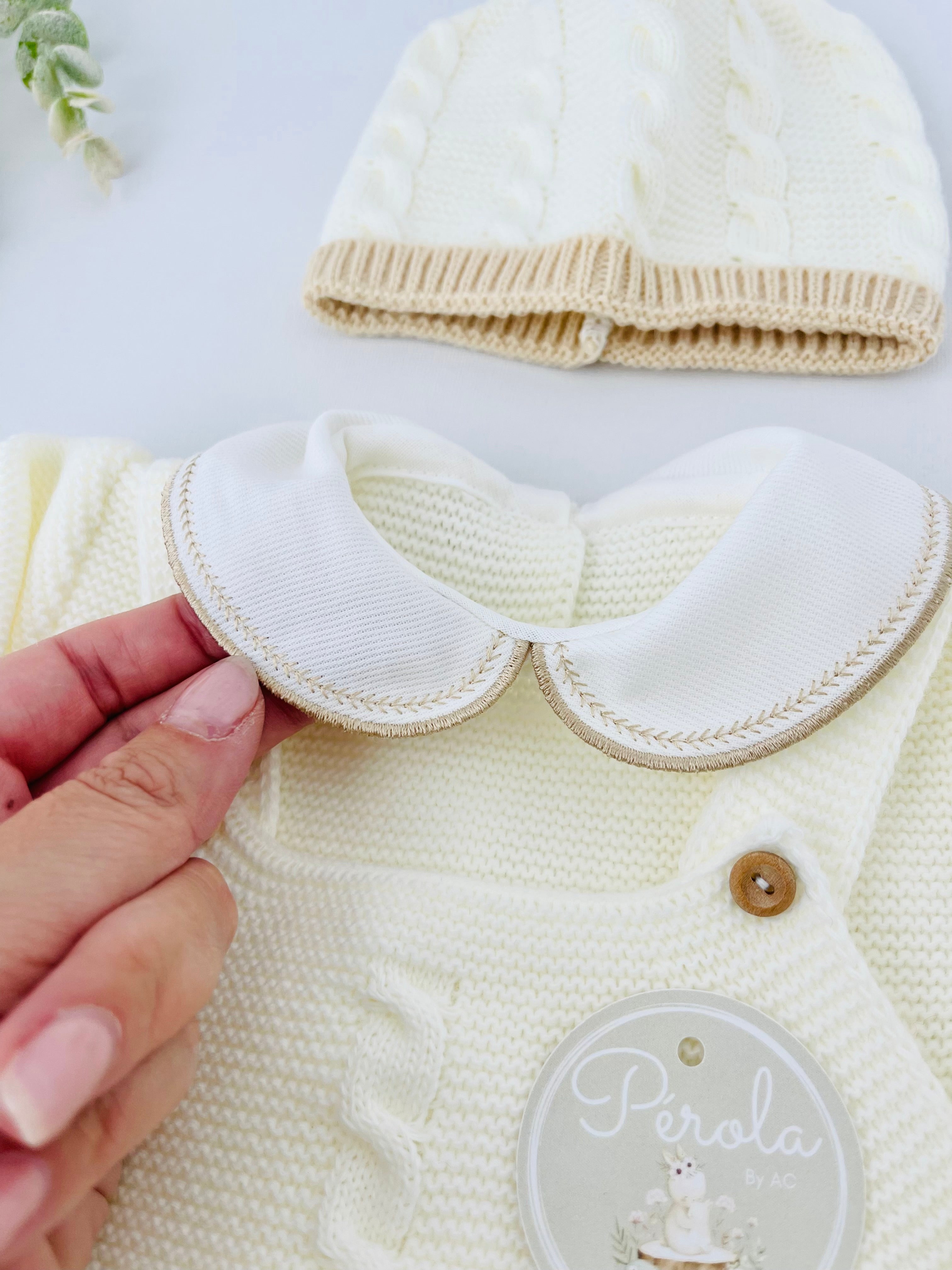 Pack saída de maternidade Pérola 5 peças: body, calças, jardineiras, camisola e gorro