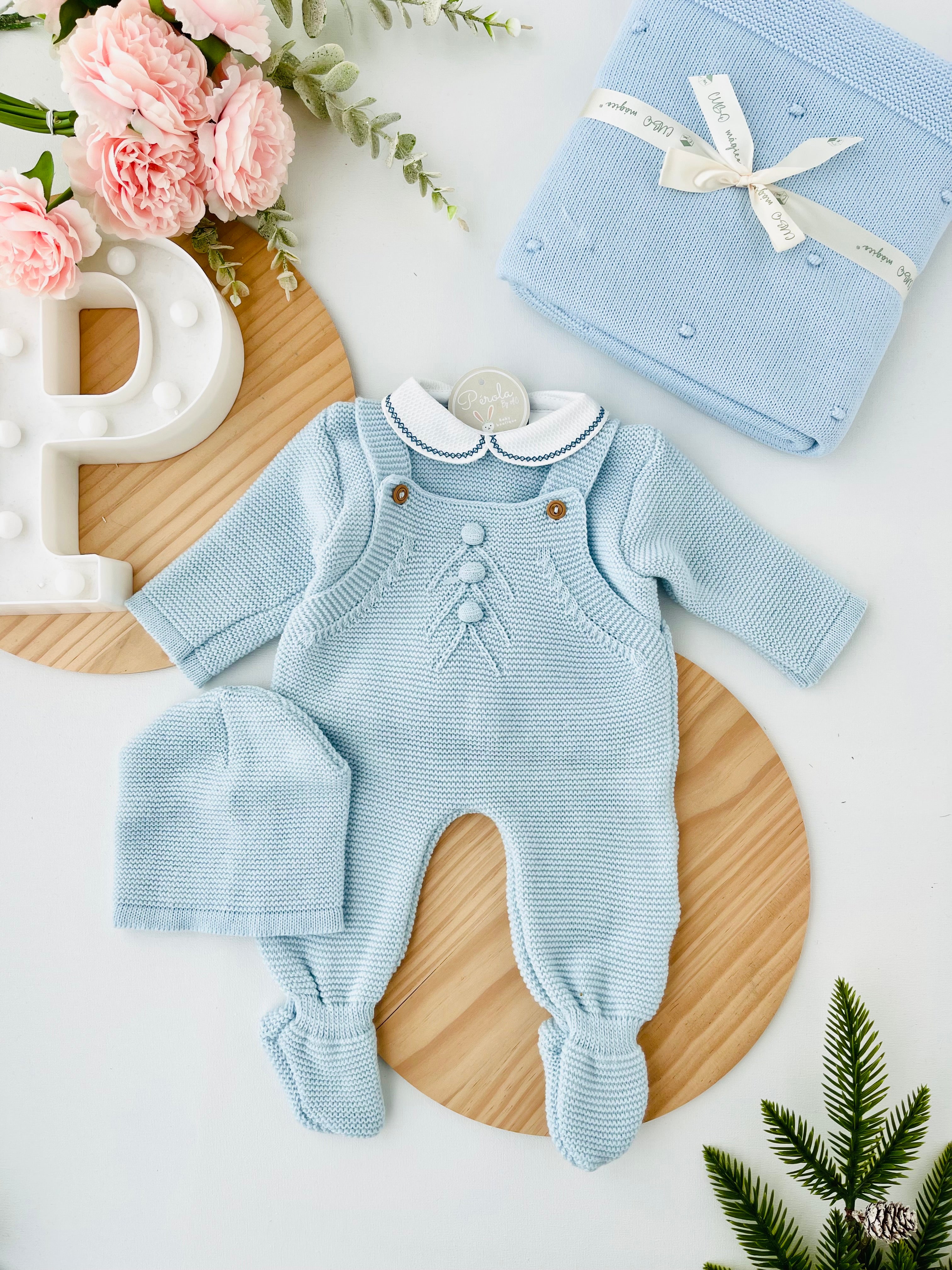 Saída de maternidade bolinhas: jardineiras, camisola e gorro