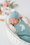 Conjunto coelhinho: jardineiras, camisola e gorro
