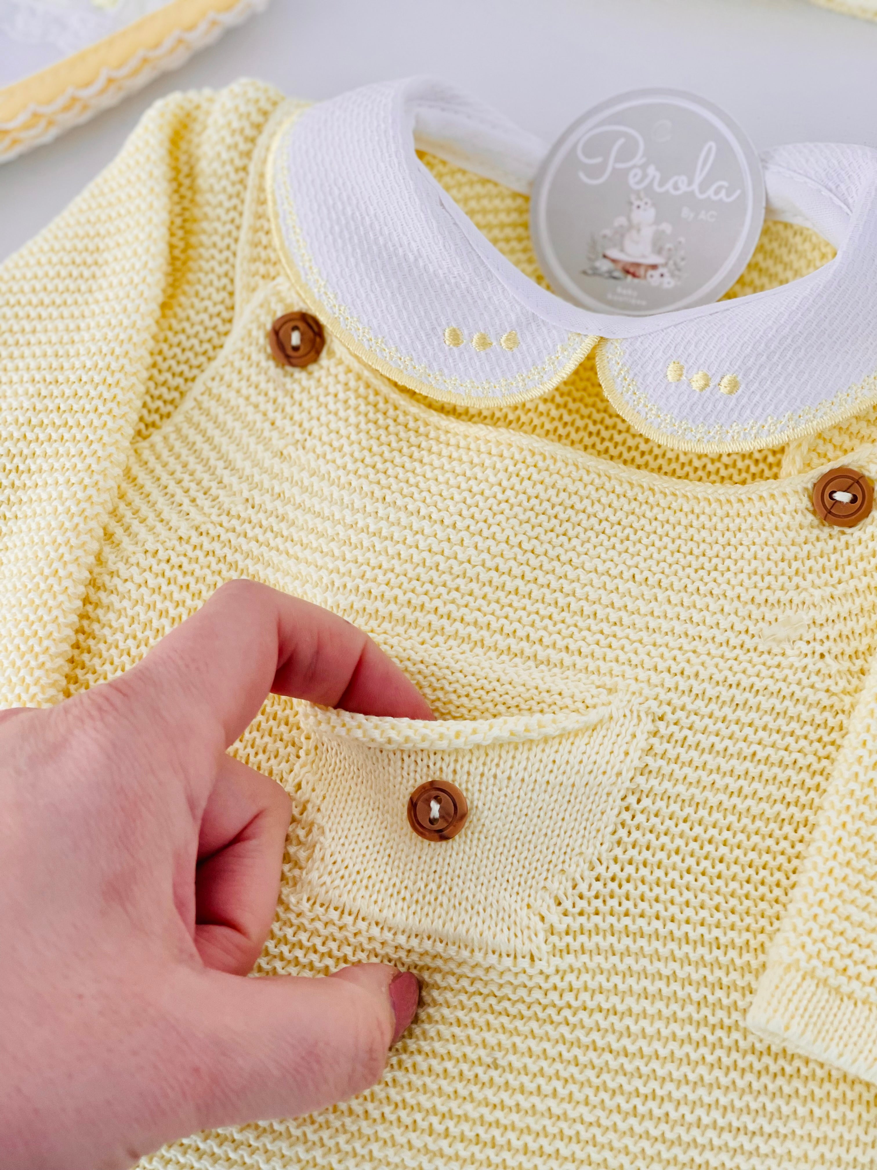 Pack amarelo 6 peças: fofo, camisola, gorro, collants, carapins e fralda