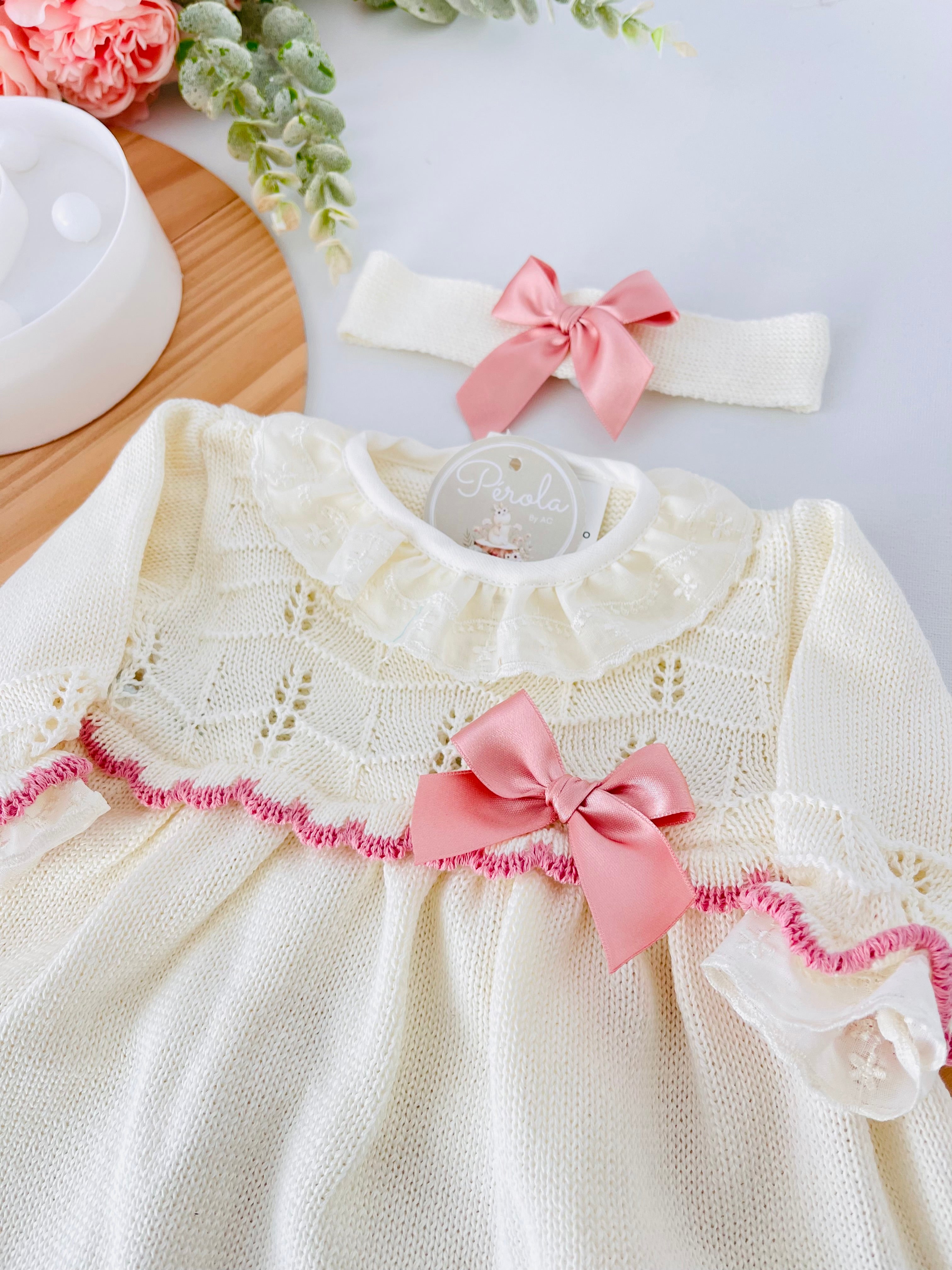 Conjunto pérola: Vestido e fita para cabelo malha fina de algodão