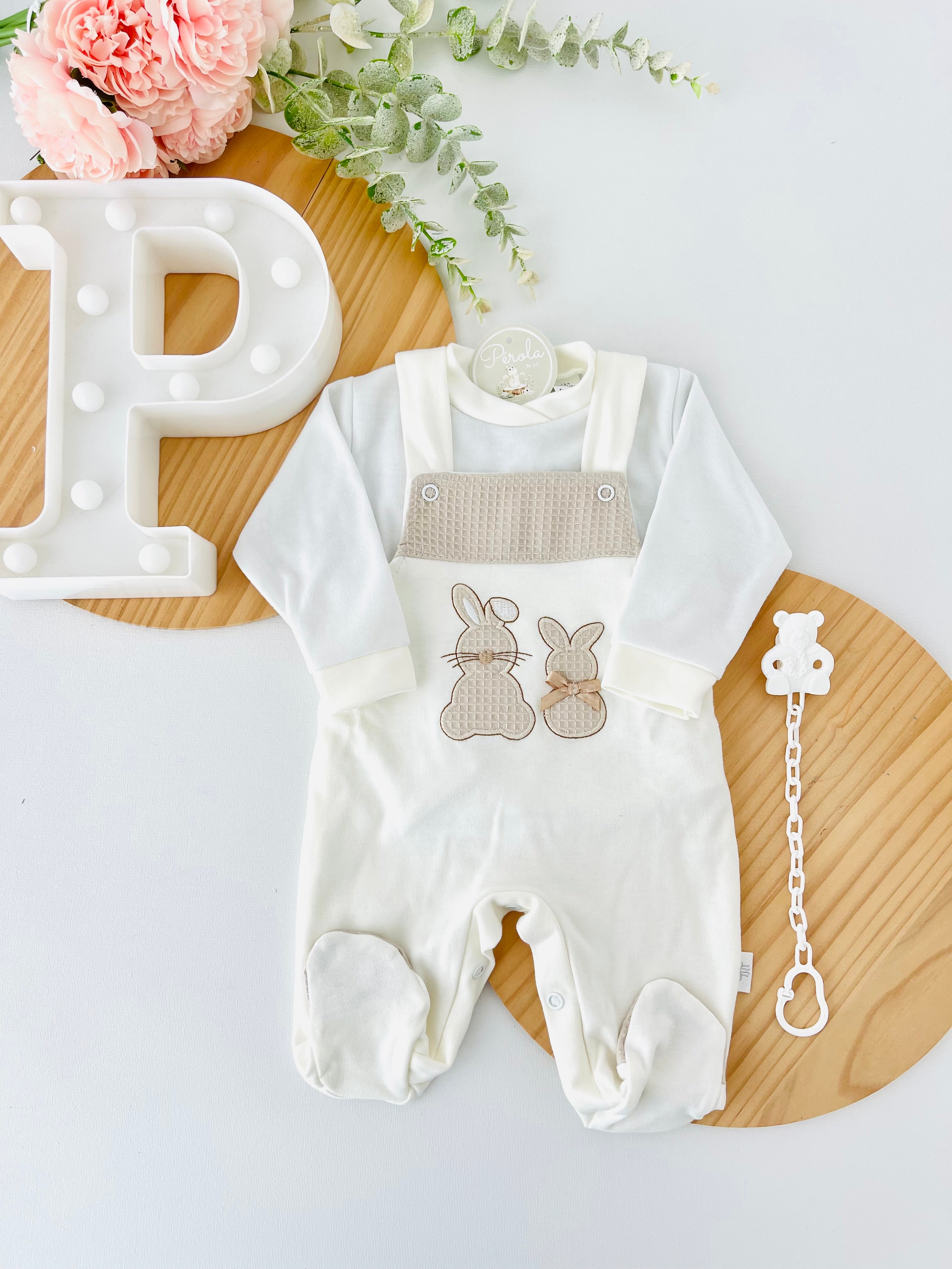 Conjunto coelhinhos: jardineiras, camisola e prende chupetas