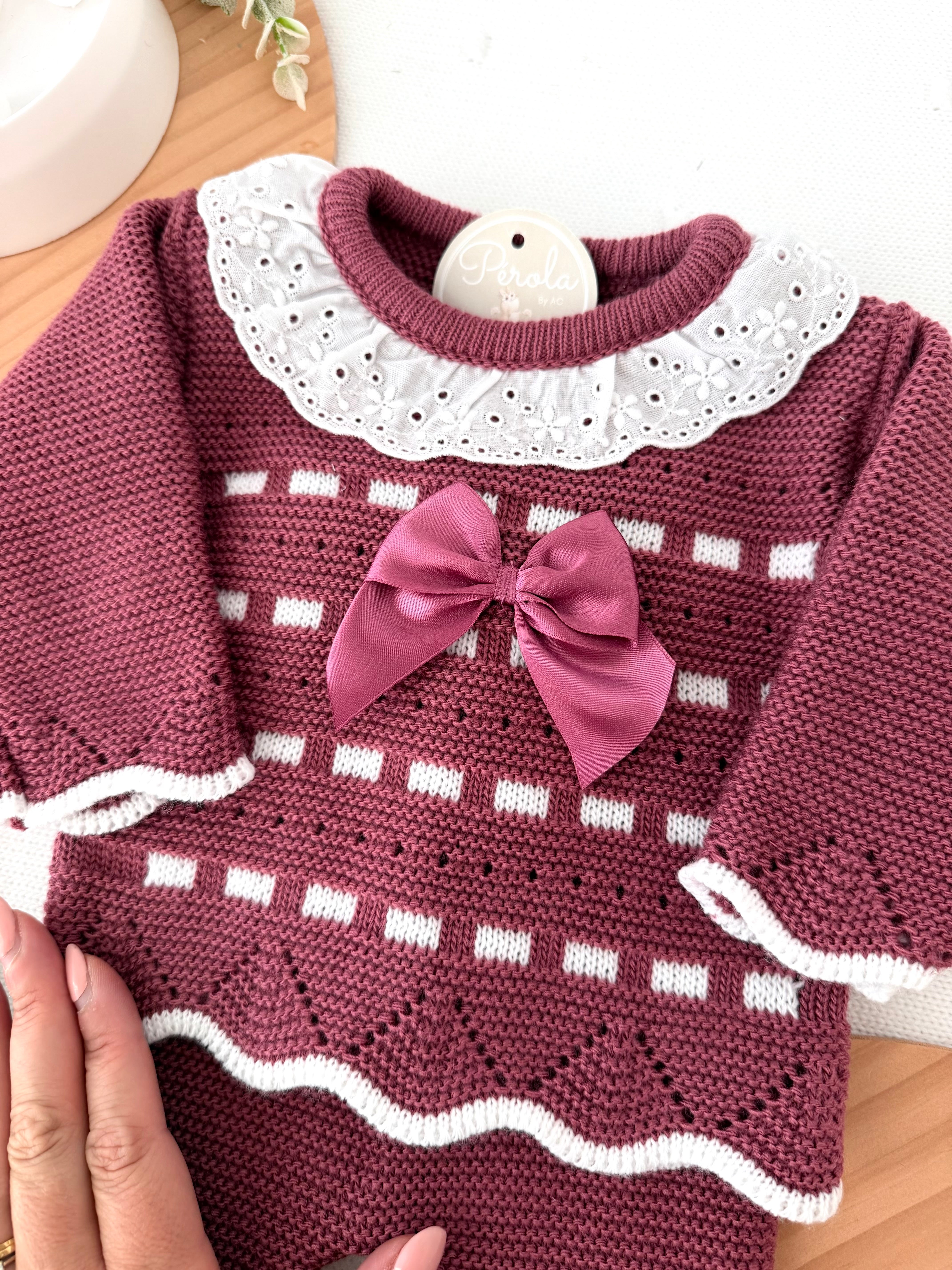 Conjunto princesinha de malha berinjela com bordado inglês