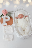 Pack saída de maternidade Pérola 5 peças: body, calças, jardineiras, camisola e gorro
