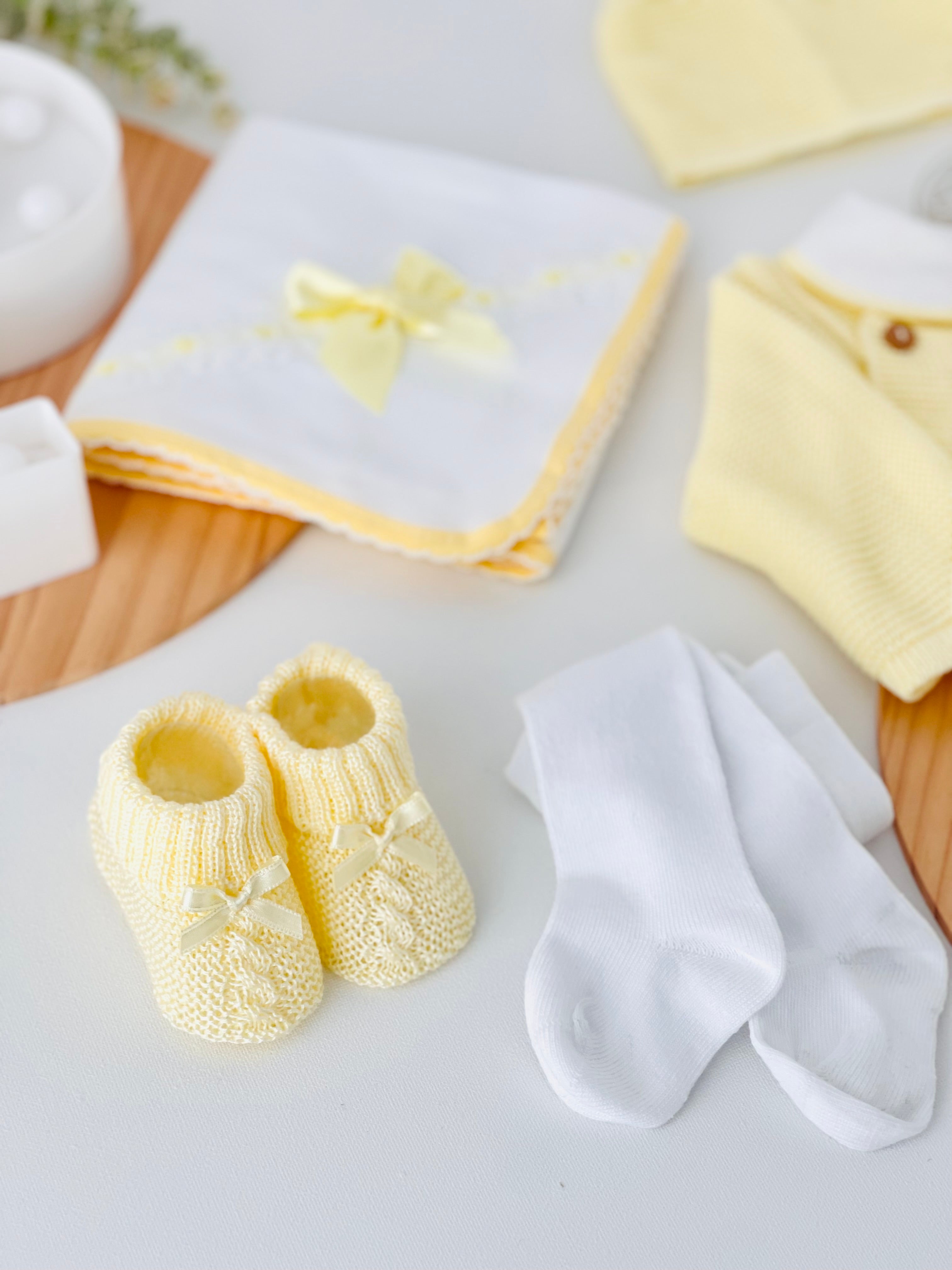 Pack amarelo 6 peças: fofo, camisola, gorro, collants, carapins e fralda