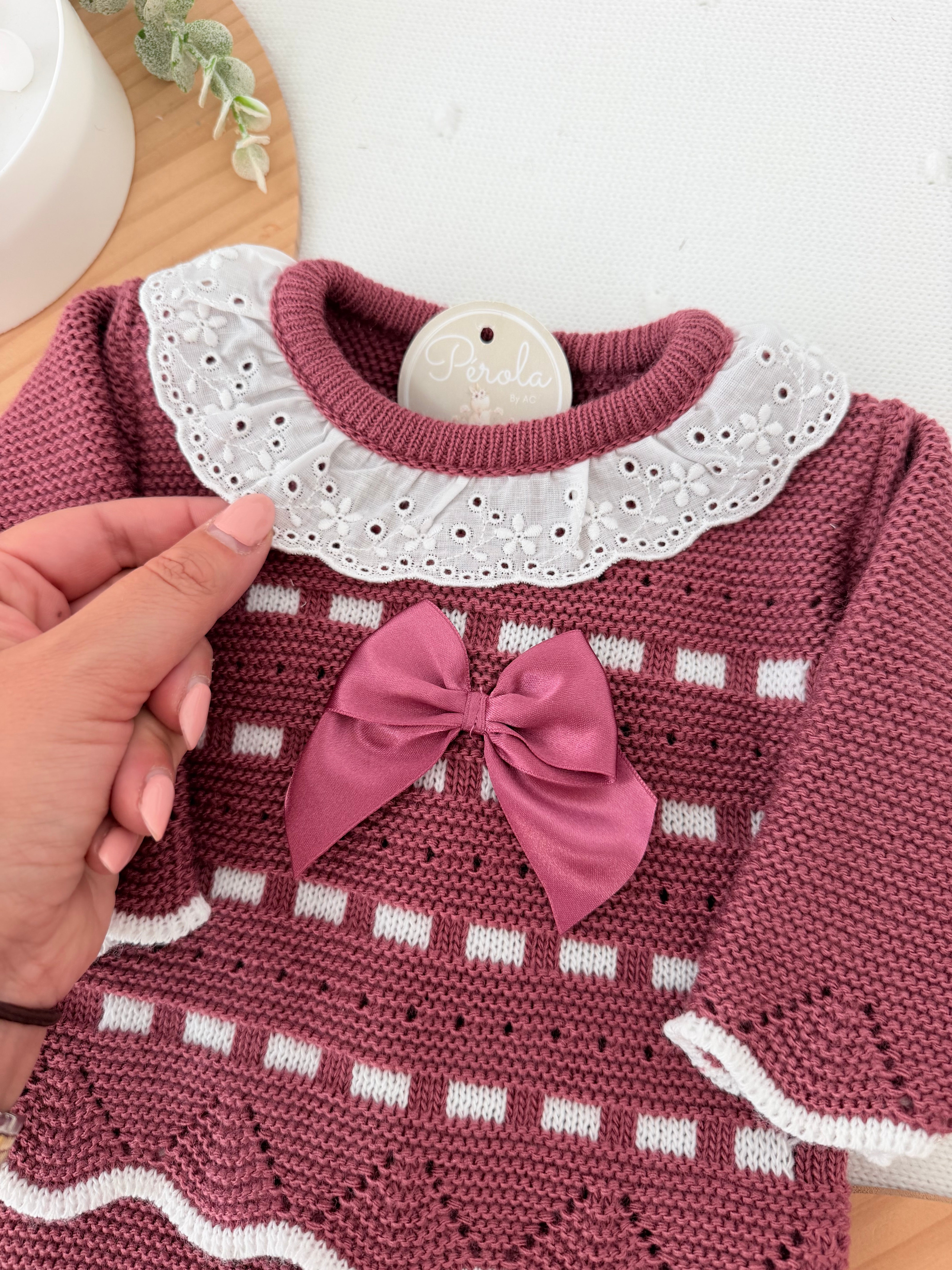 Conjunto princesinha de malha berinjela com bordado inglês