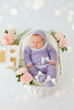 Conjunto rendinha lilás: camisola, calças e touca