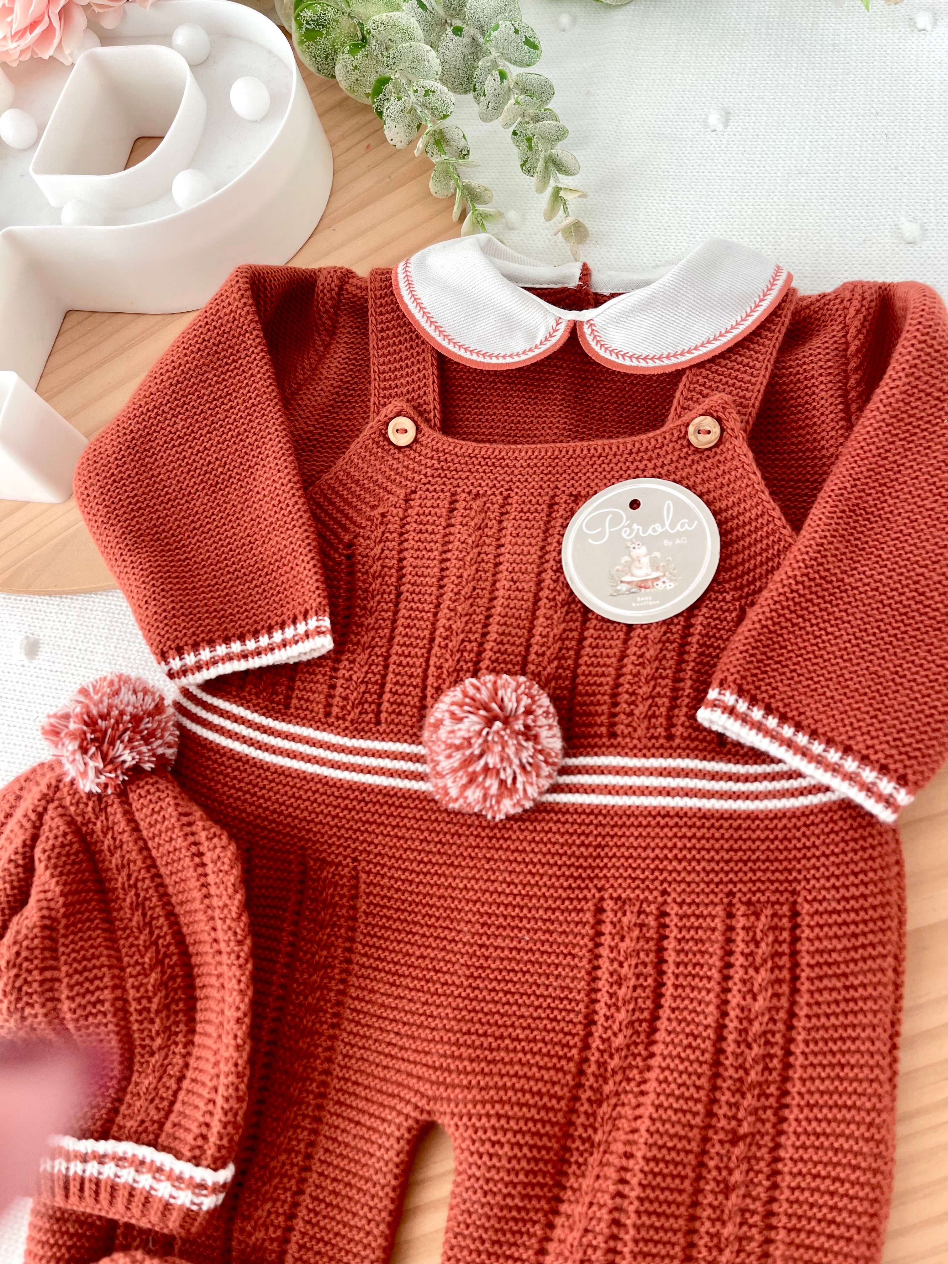 Conjunto Pompom Tijolo: jardineiras, camisola e gorro