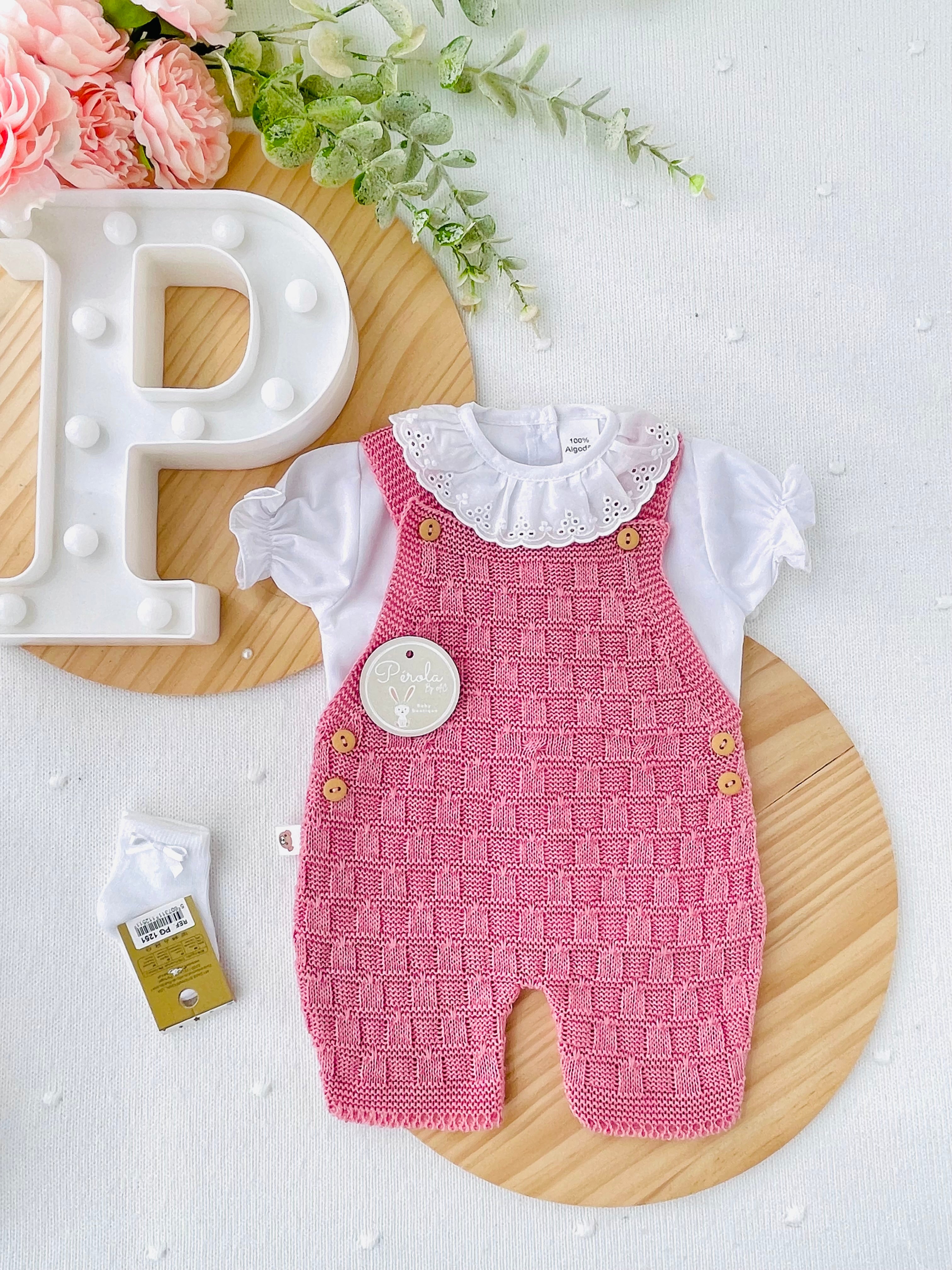 Jardineiras e blusa de manga curta recém nascidos