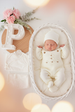 Pack saída de maternidade Pérola 5 peças: body, calças, jardineiras, camisola e gorro