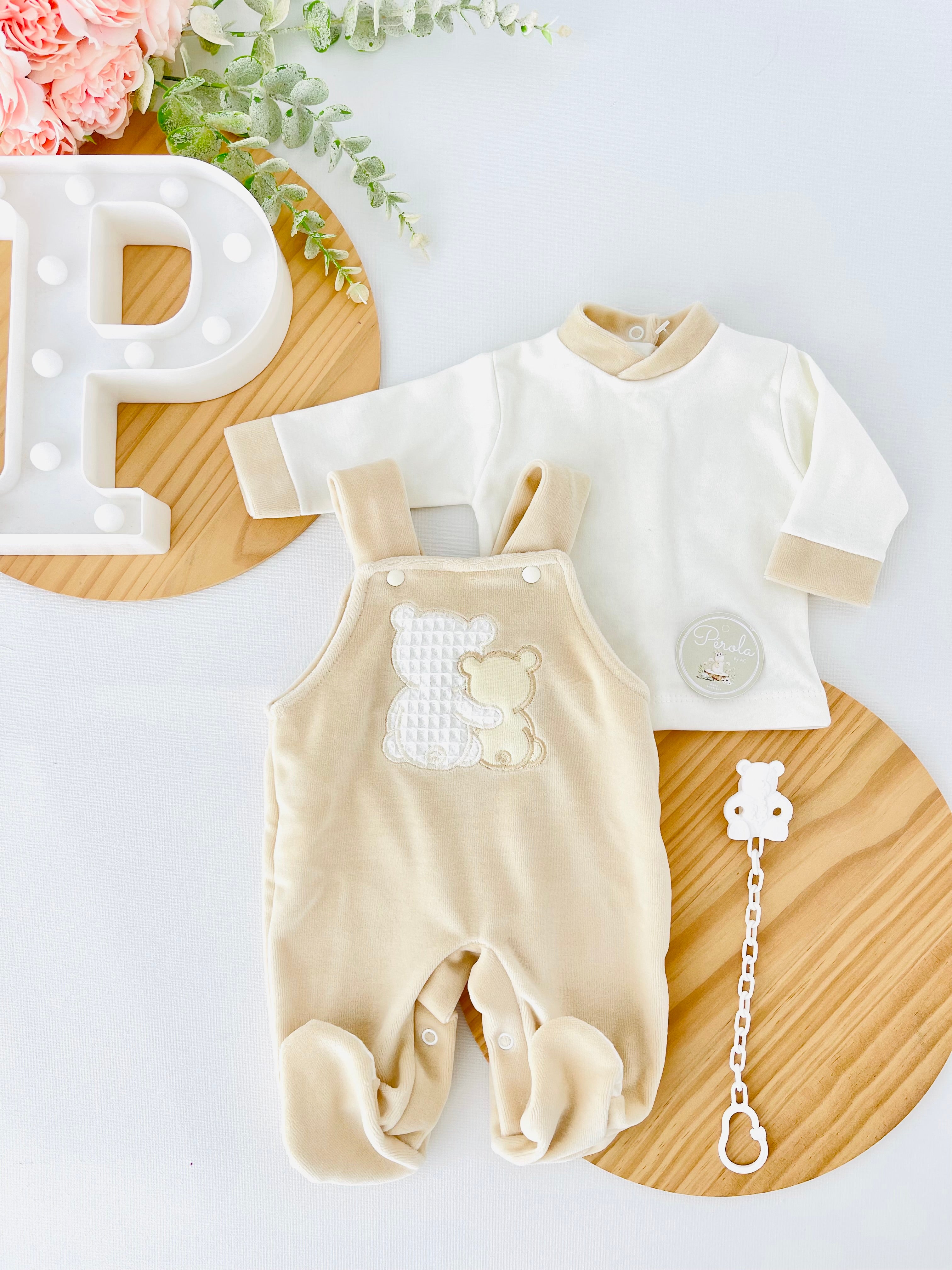 Conjunto ursinhos veludo: jardineiras, camisola e prende chupetas