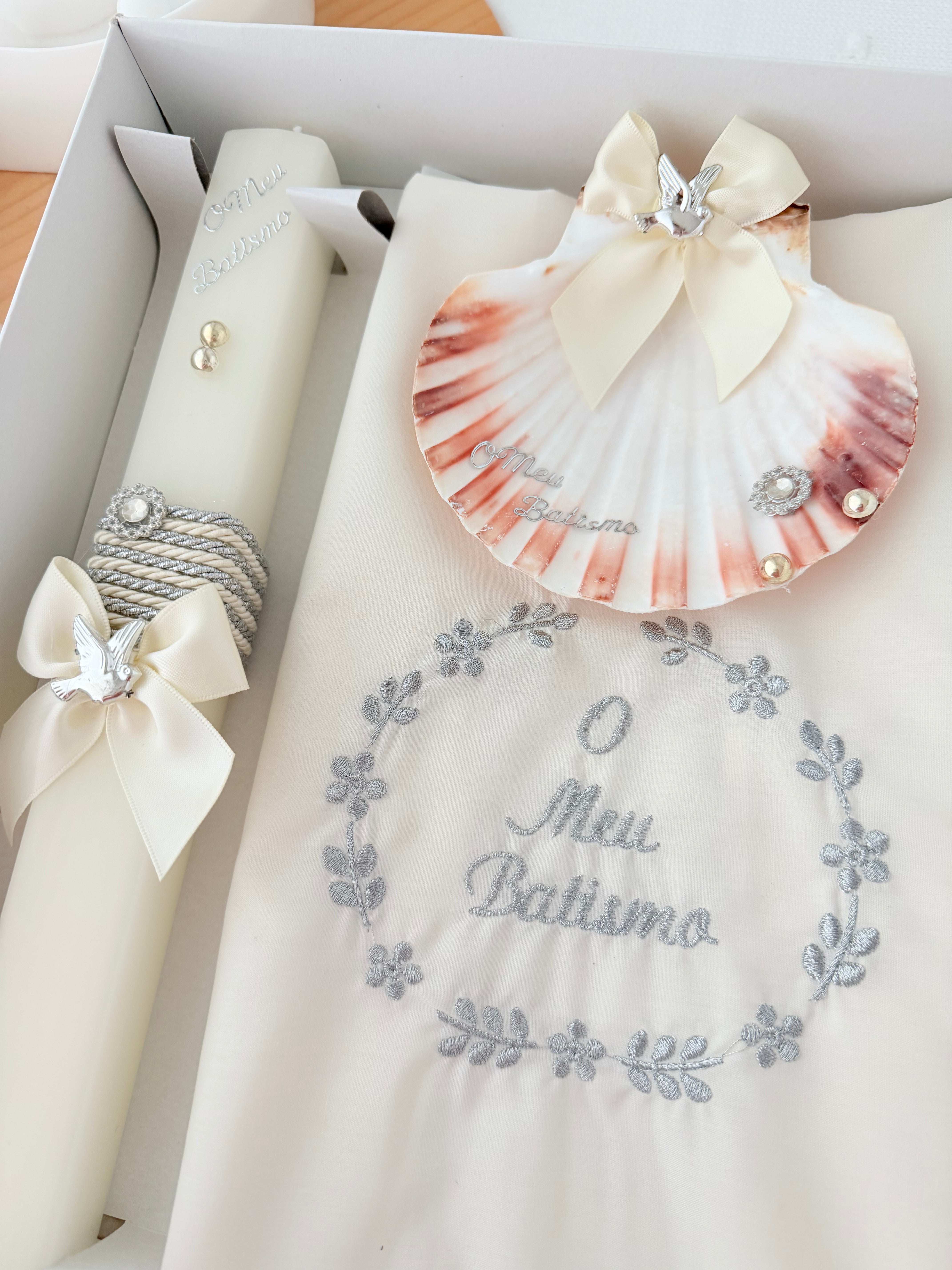 Conjunto para Batizado: vela Quadrada , toalha e concha- Pomba Prateado