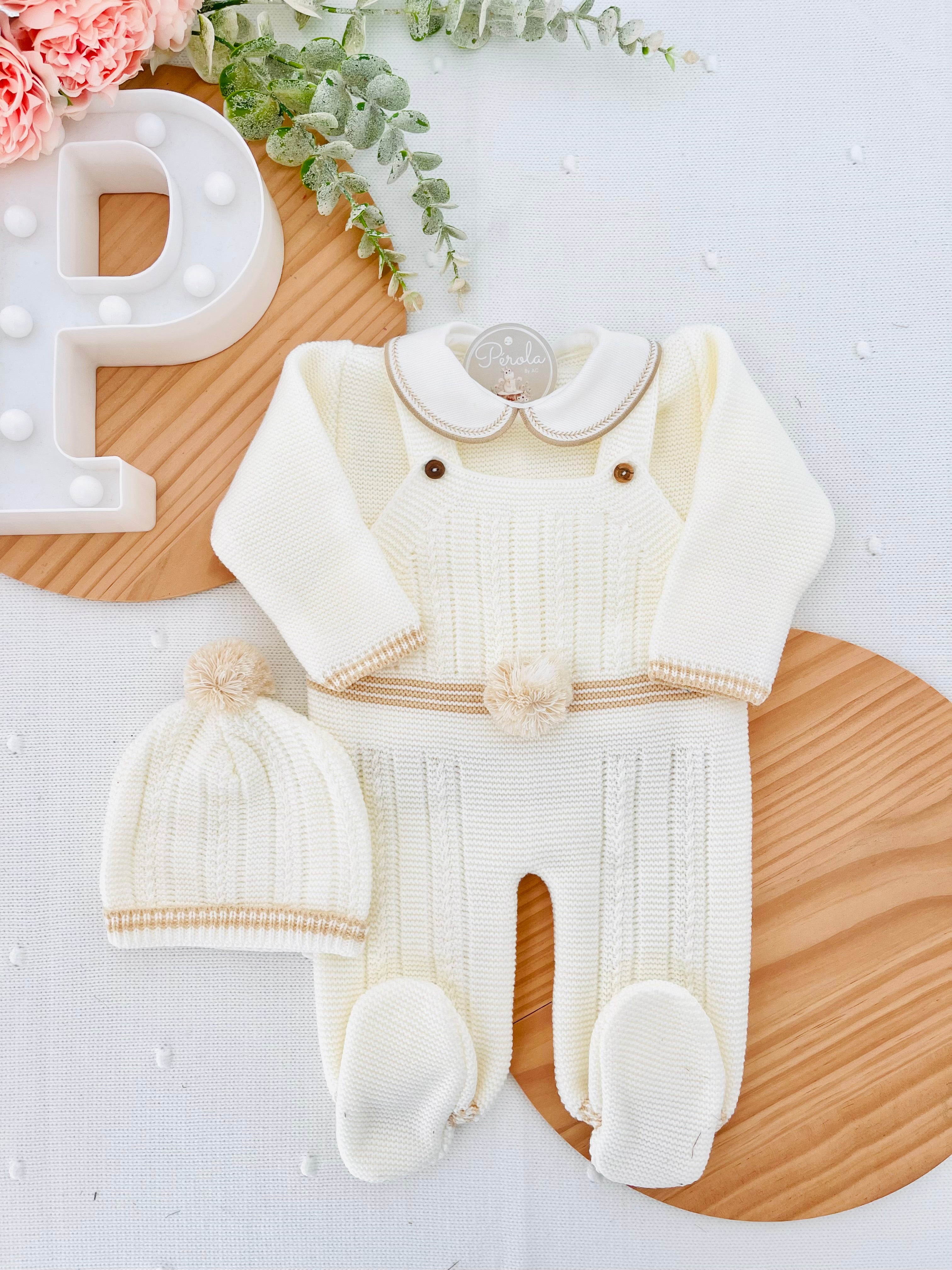 Conjunto Pompom Pérola: jardineiras, camisola e gorro