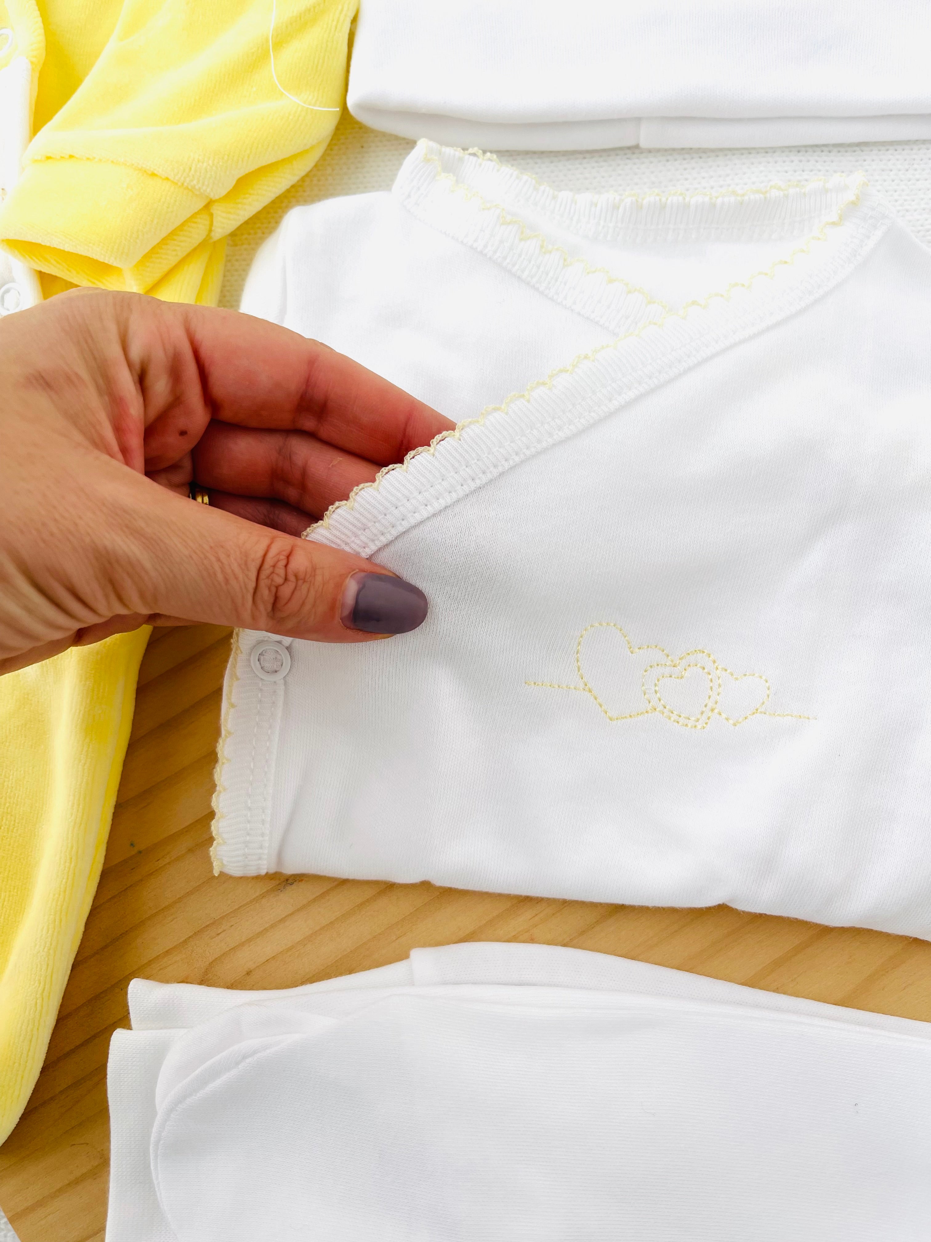 Conjunto A minha primeira roupinha em amarelo