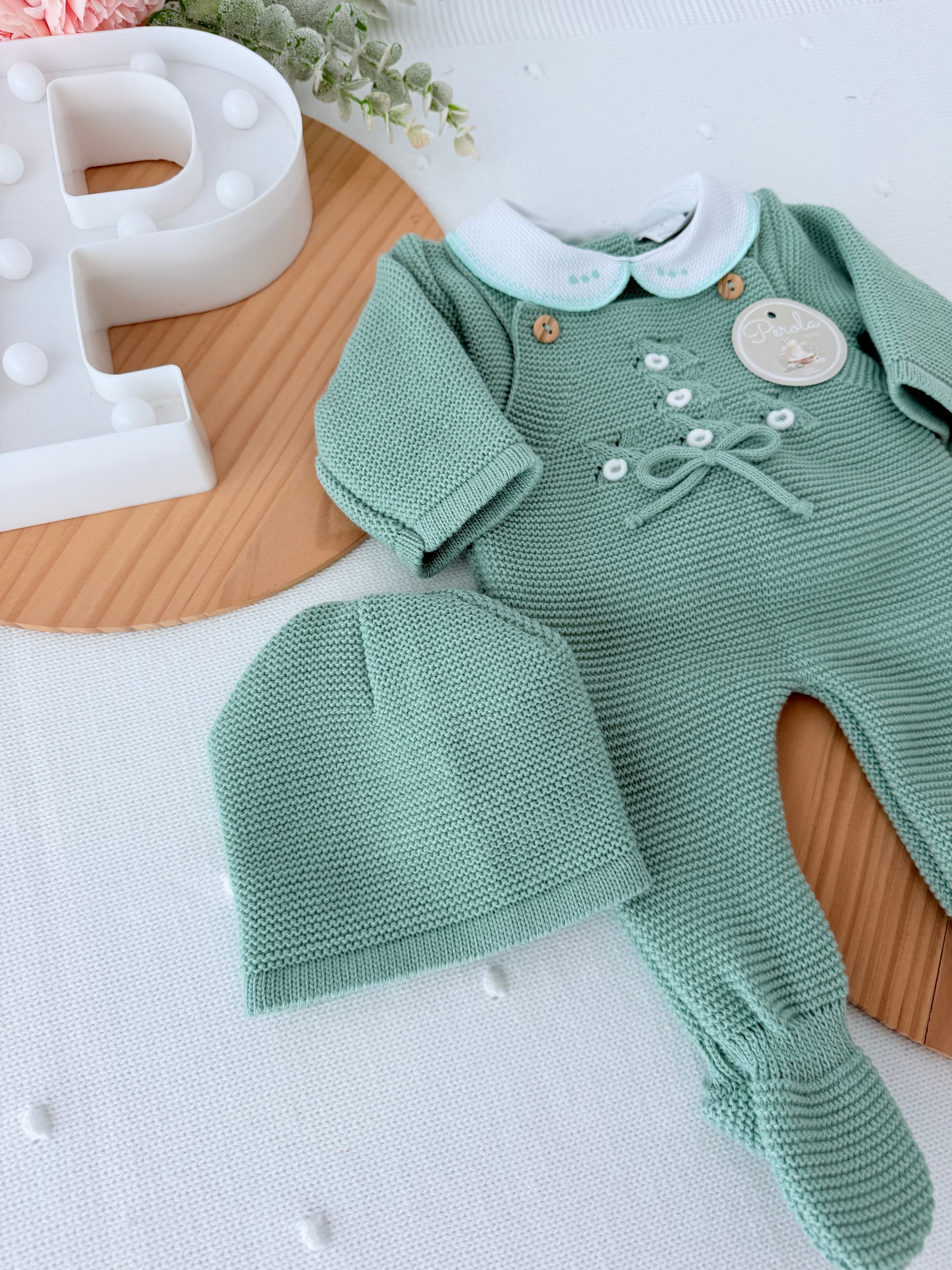 Saídas de maternidade: jardineiras, camisola e gorro outono inverno