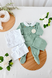 Pack saída de maternidade verde 5 peças: body, calças, jardineiras, camisola e gorro