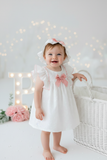 Vestido e chapéu com laço