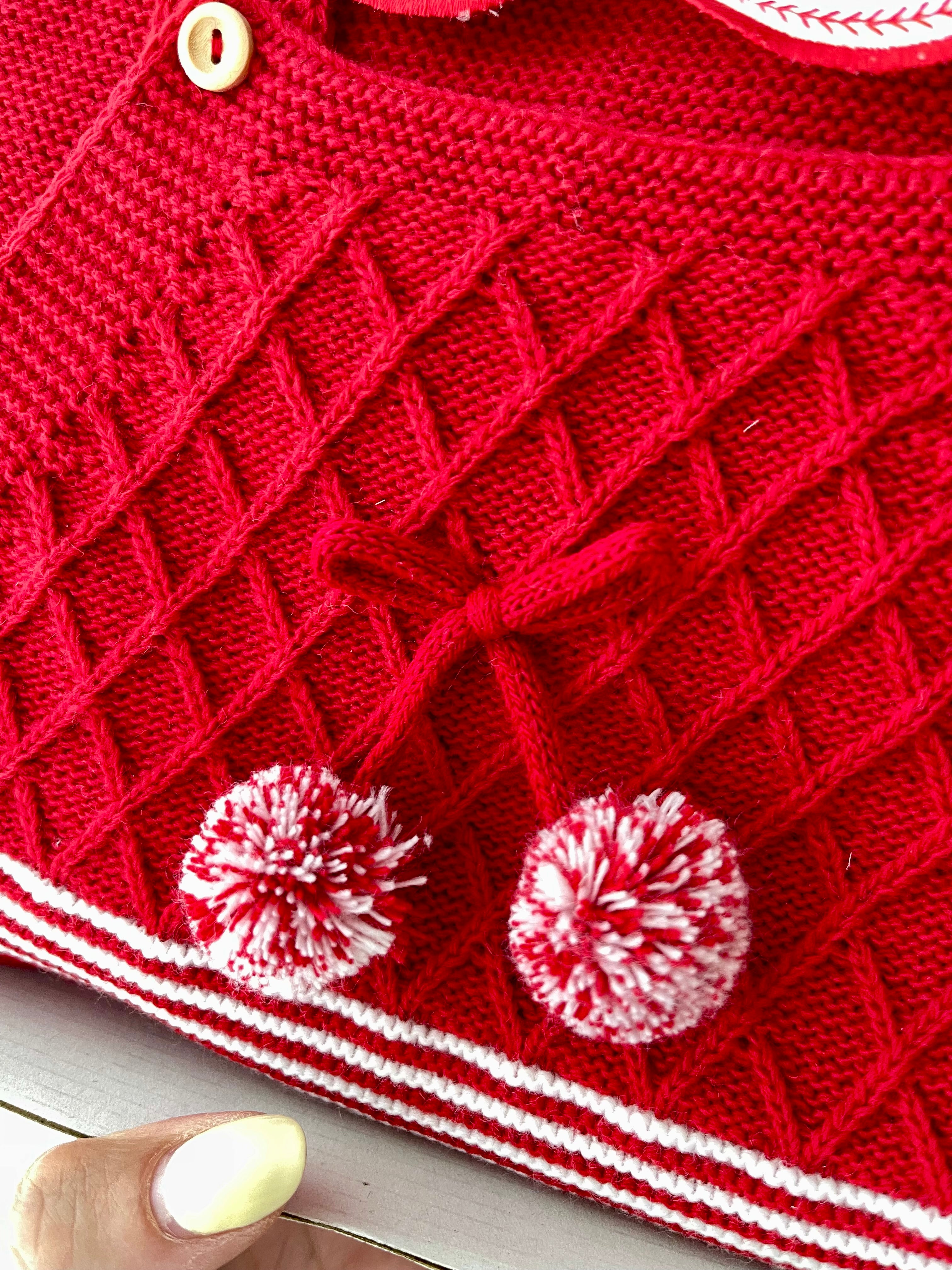 Saída de maternidade vermelho pompoms: jardineiras, camisola e gorro