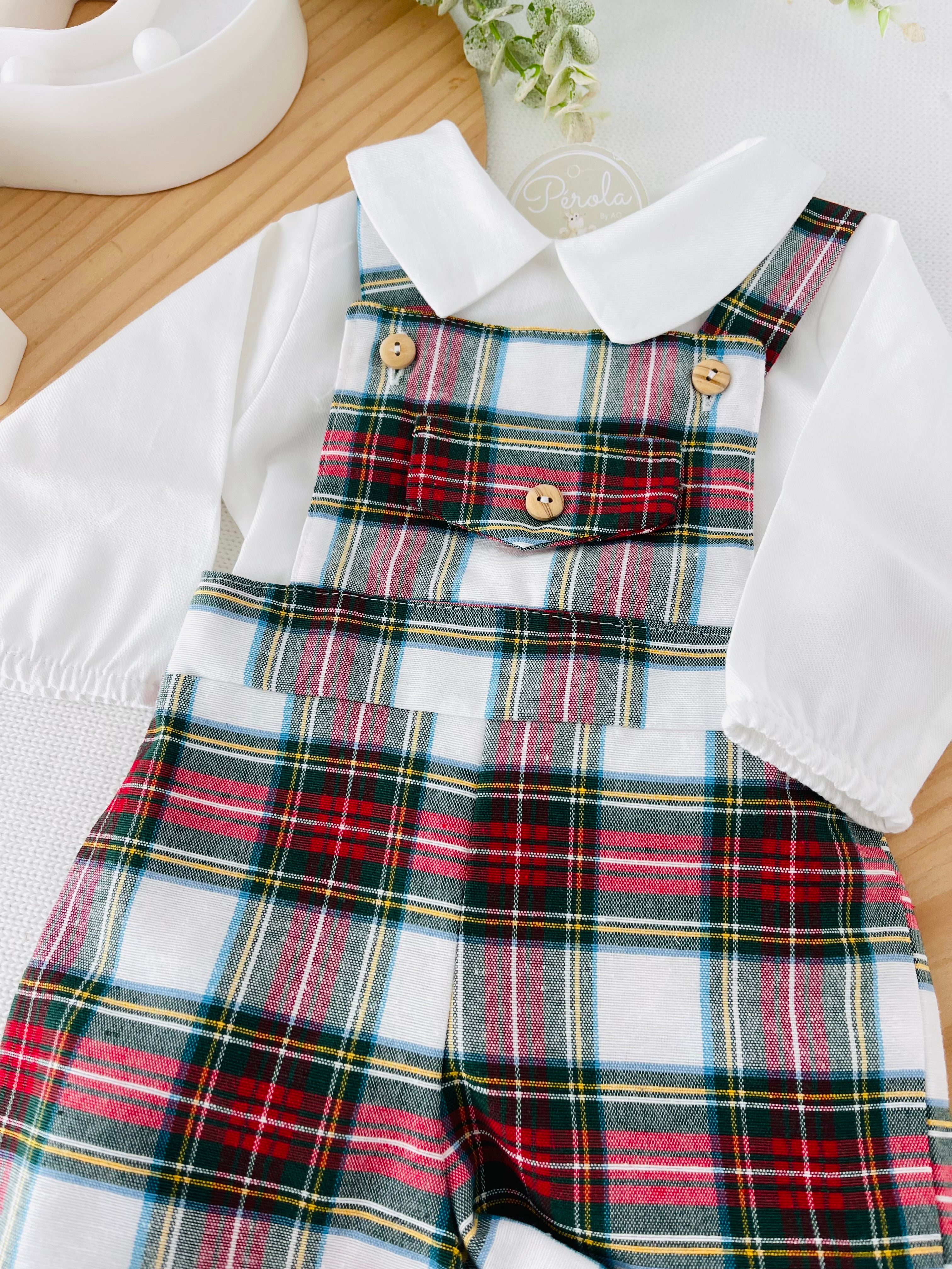 Jardineiras e camisa magia do Natal