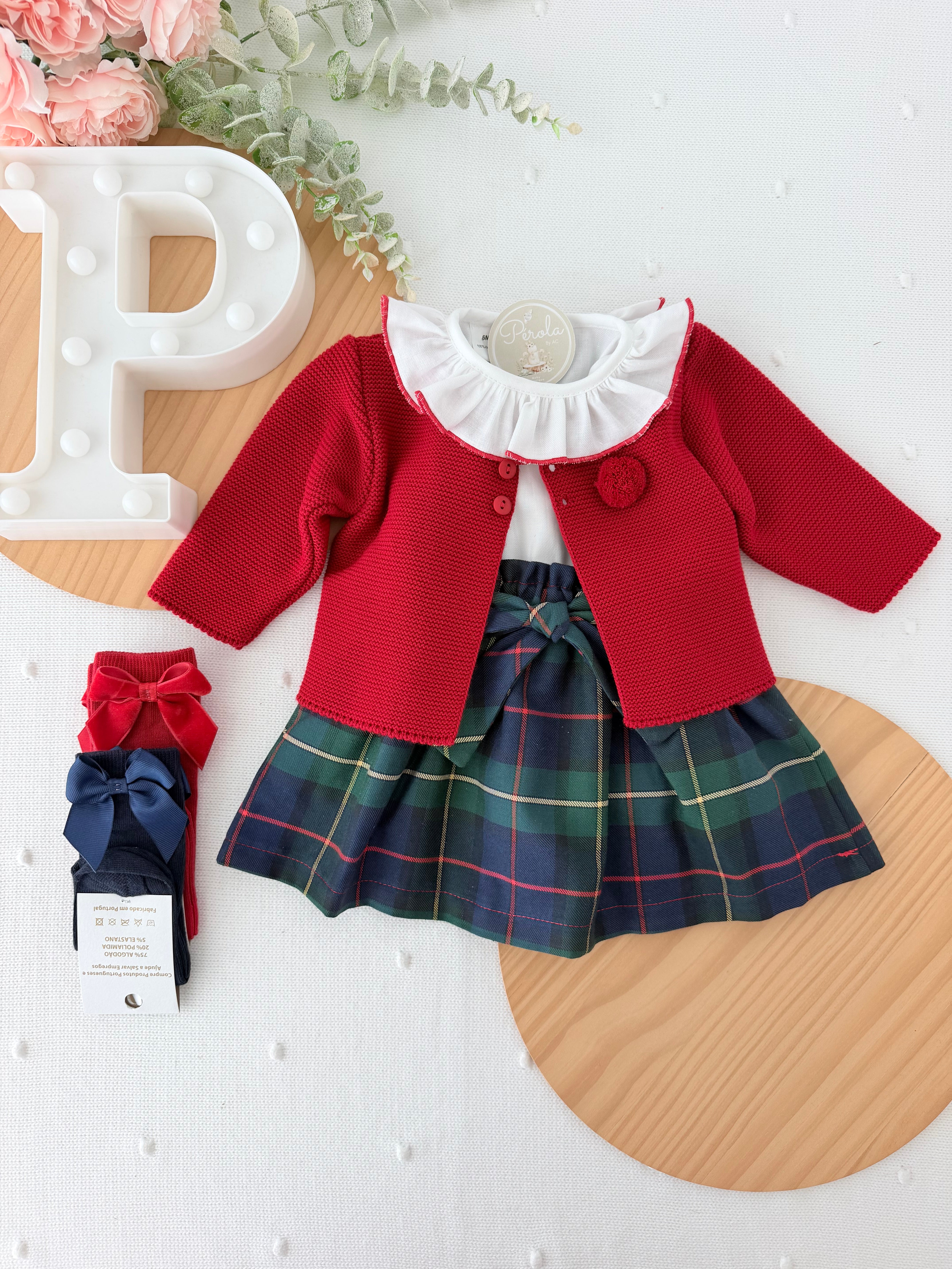 Saia com alças e blusa xadrez verde