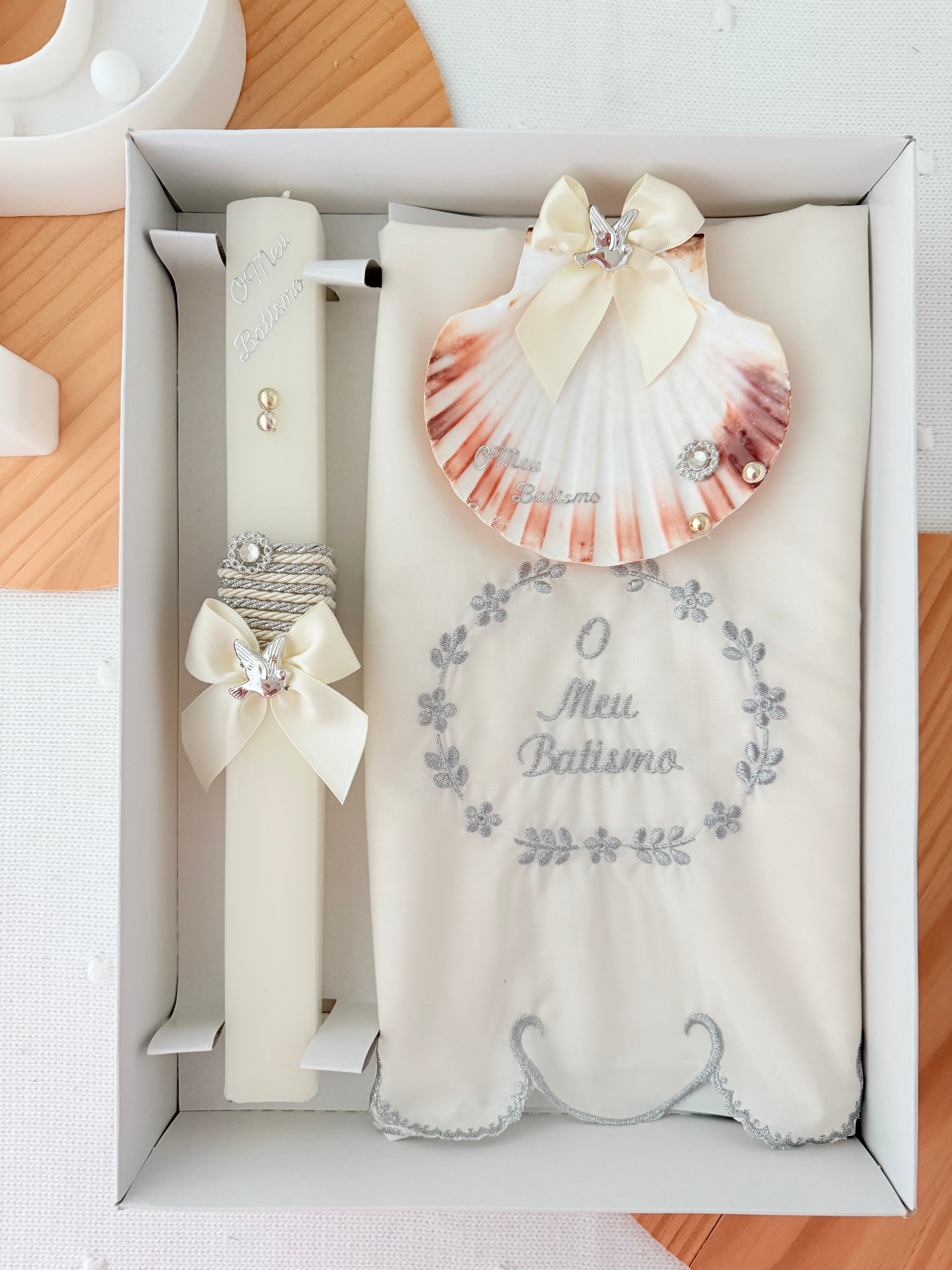 Conjunto para Batizado: vela Quadrada , toalha e concha- Pomba Prateado