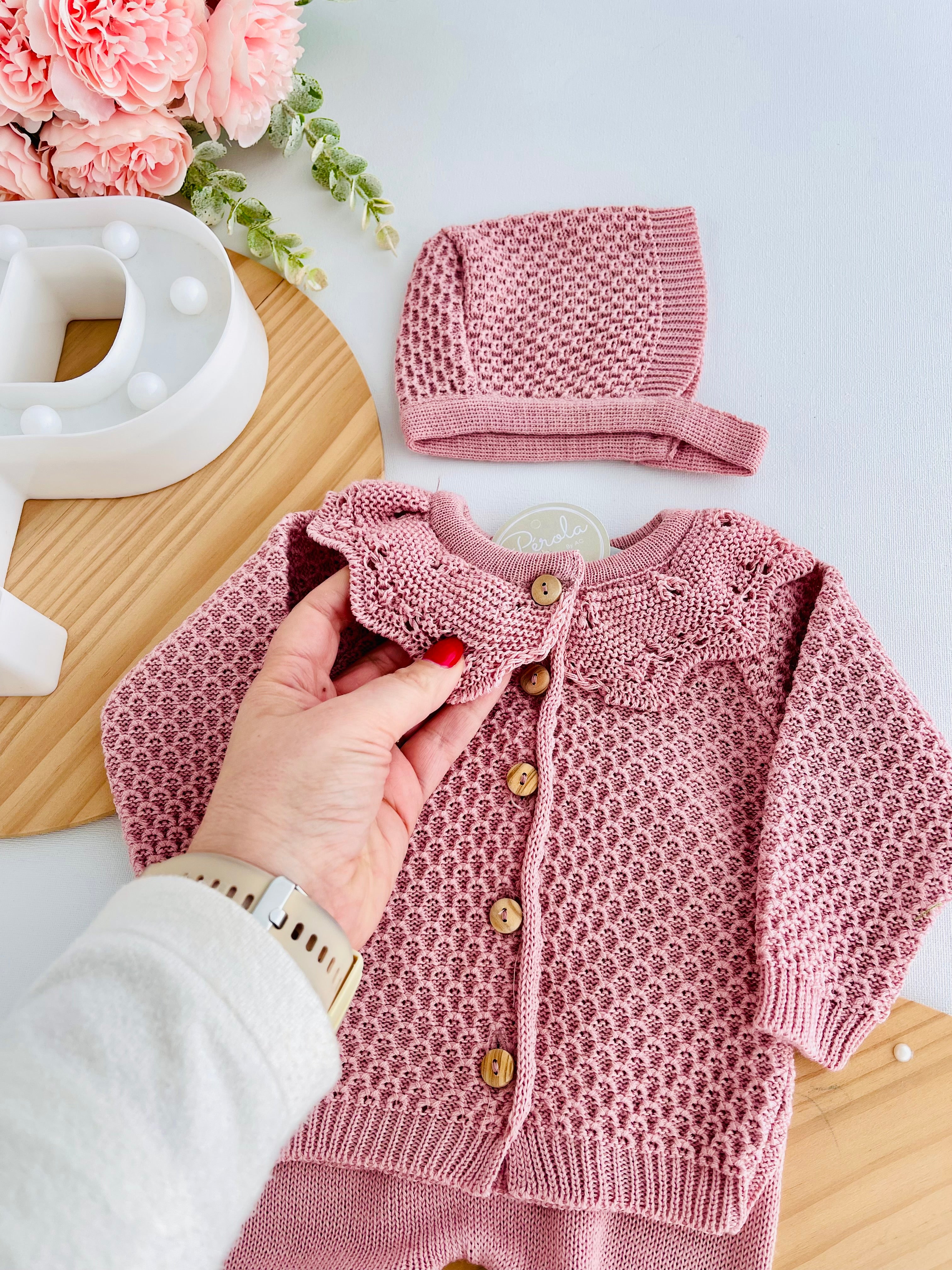 Conjunto malha com golinha: casaco, calças e touca- malha fina