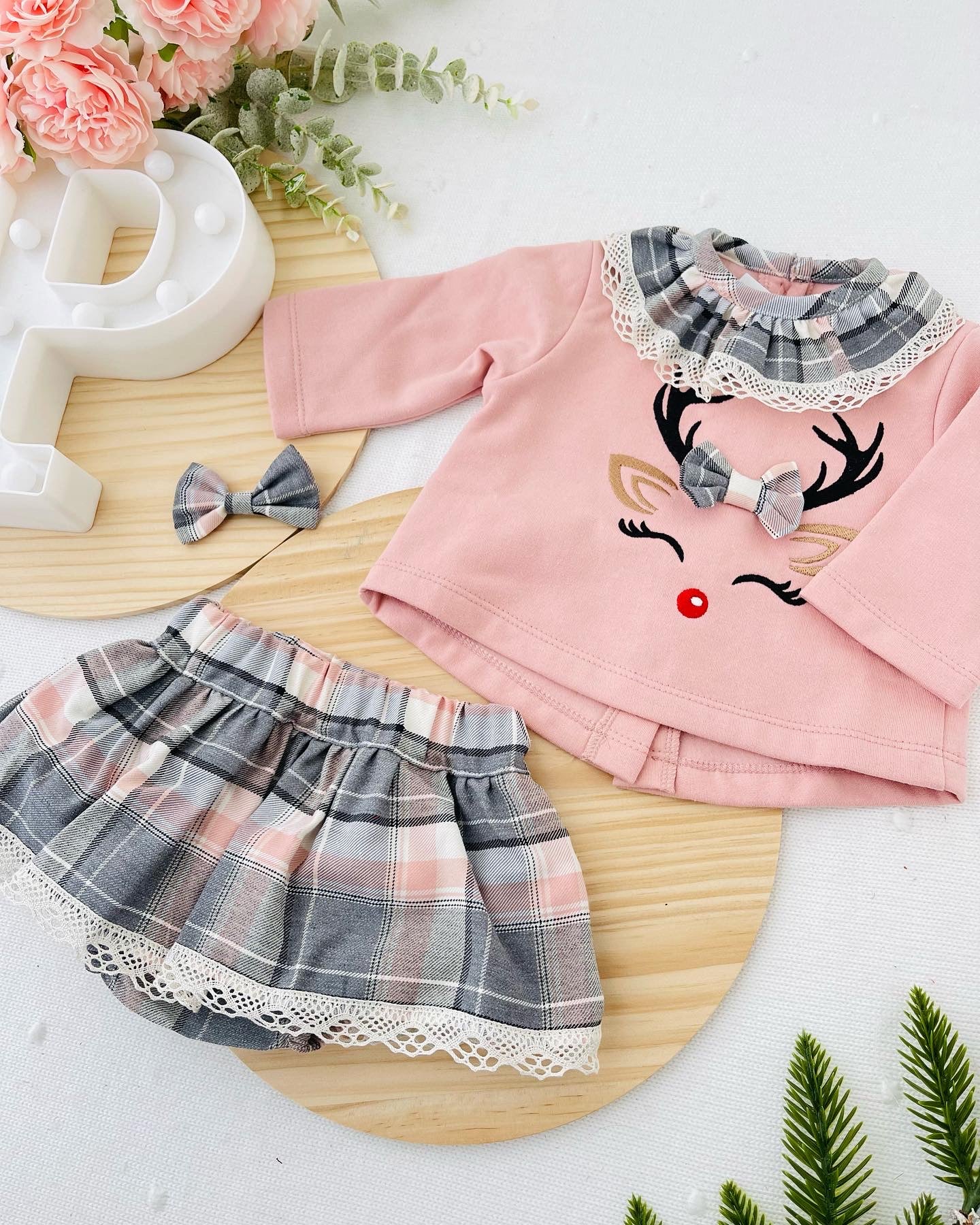 Conjunto Renas rosa : gancho, camisola e saia/tapa fraldas