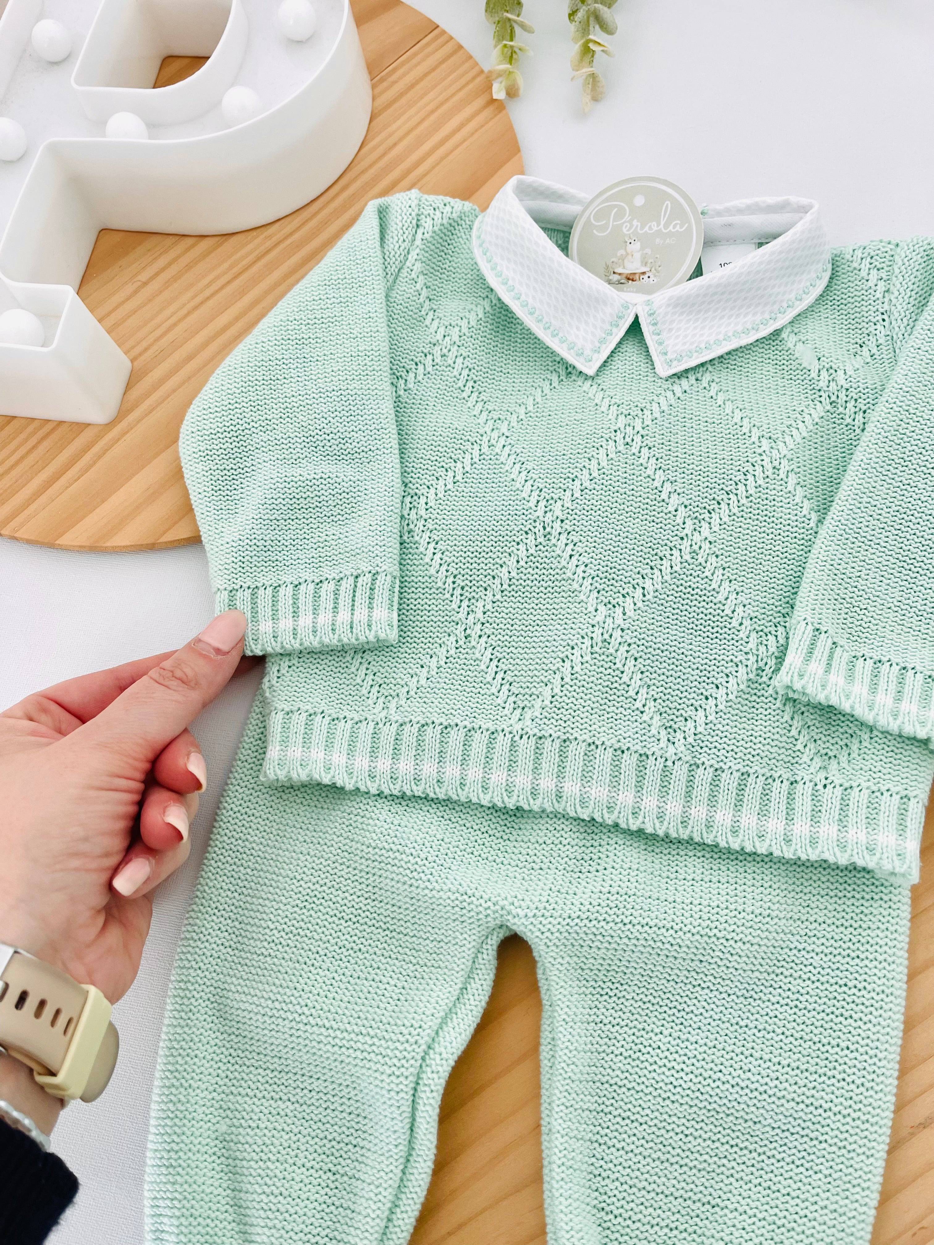 Conjunto losango: camisola com gola de camisa e calças