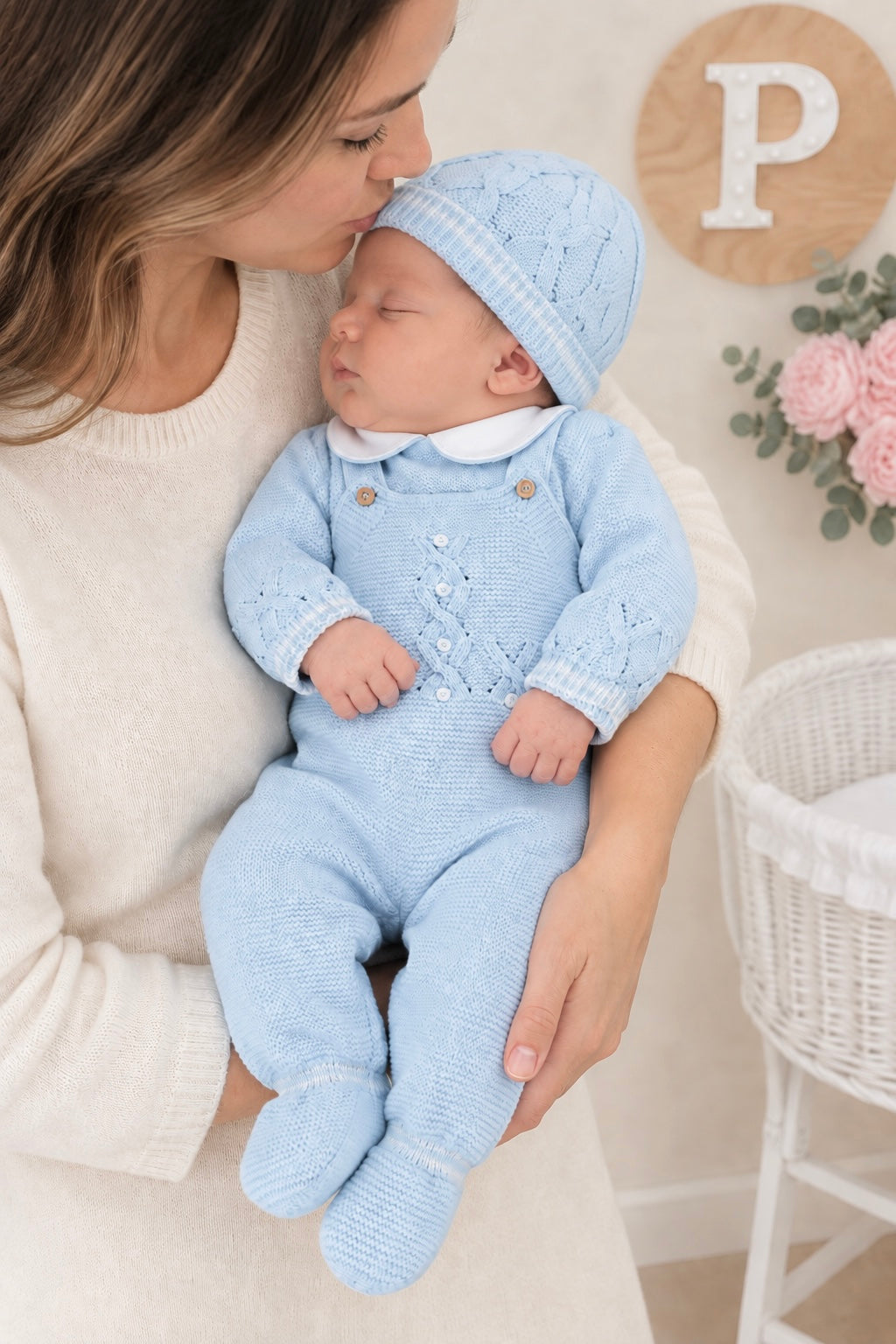 Saída de maternidade azul : jardineiras, camisola e gorro malha quentinha