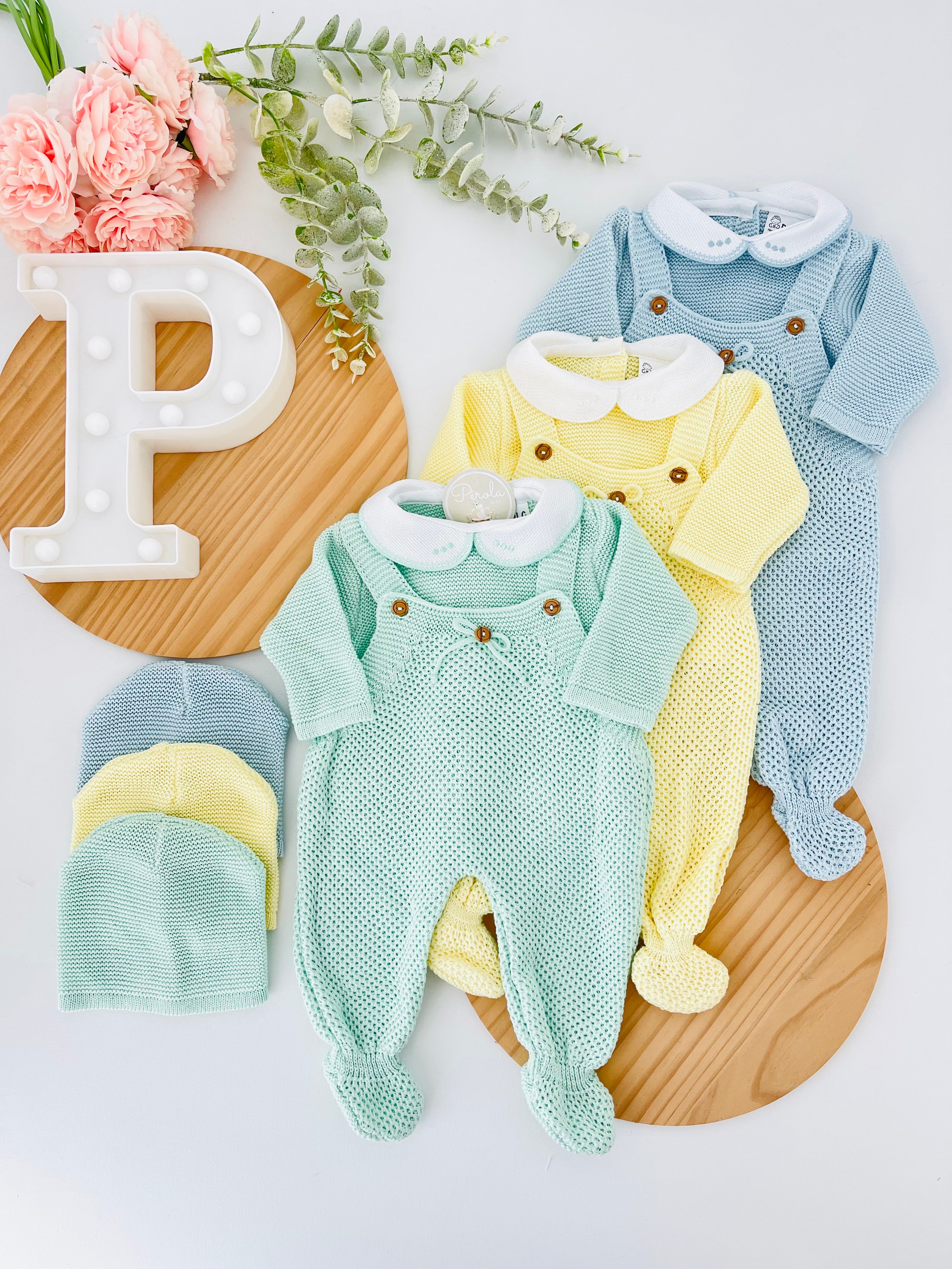 Saída de maternidade laço: jardineiras, camisola e gorro