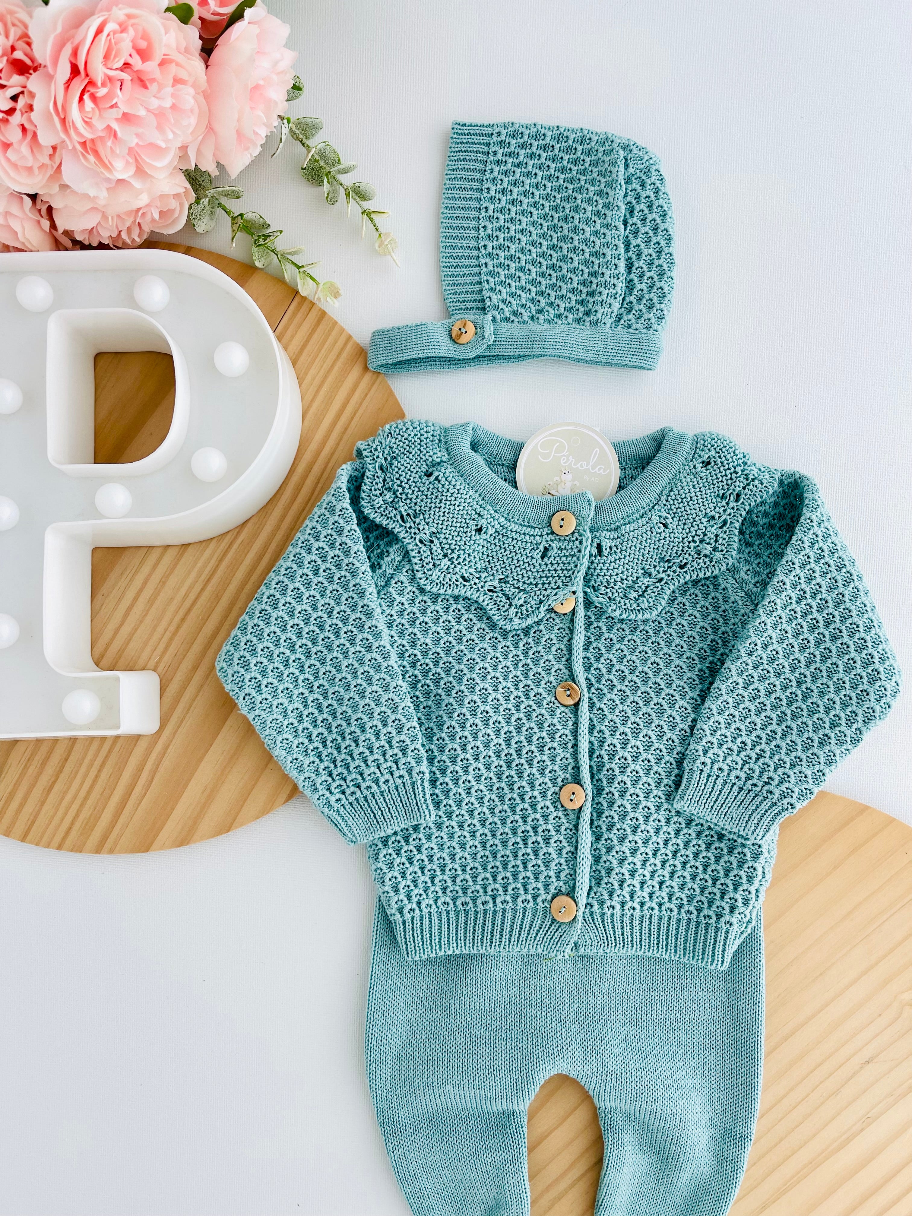 Conjunto malha com golinha: casaco, calças e touca- malha fina