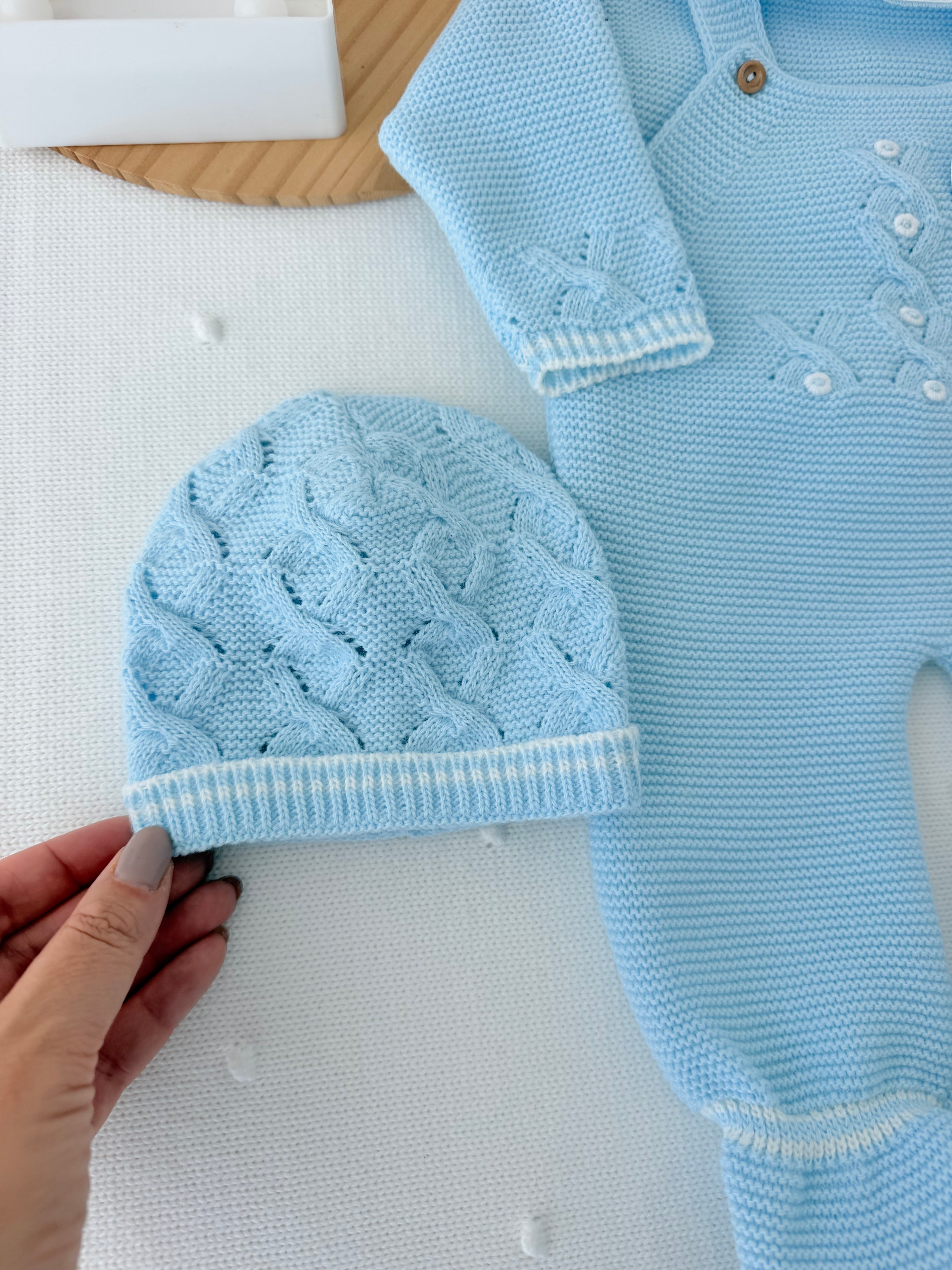 Saída de maternidade azul : jardineiras, camisola e gorro malha quentinha