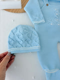 Saída de maternidade azul : jardineiras, camisola e gorro malha quentinha