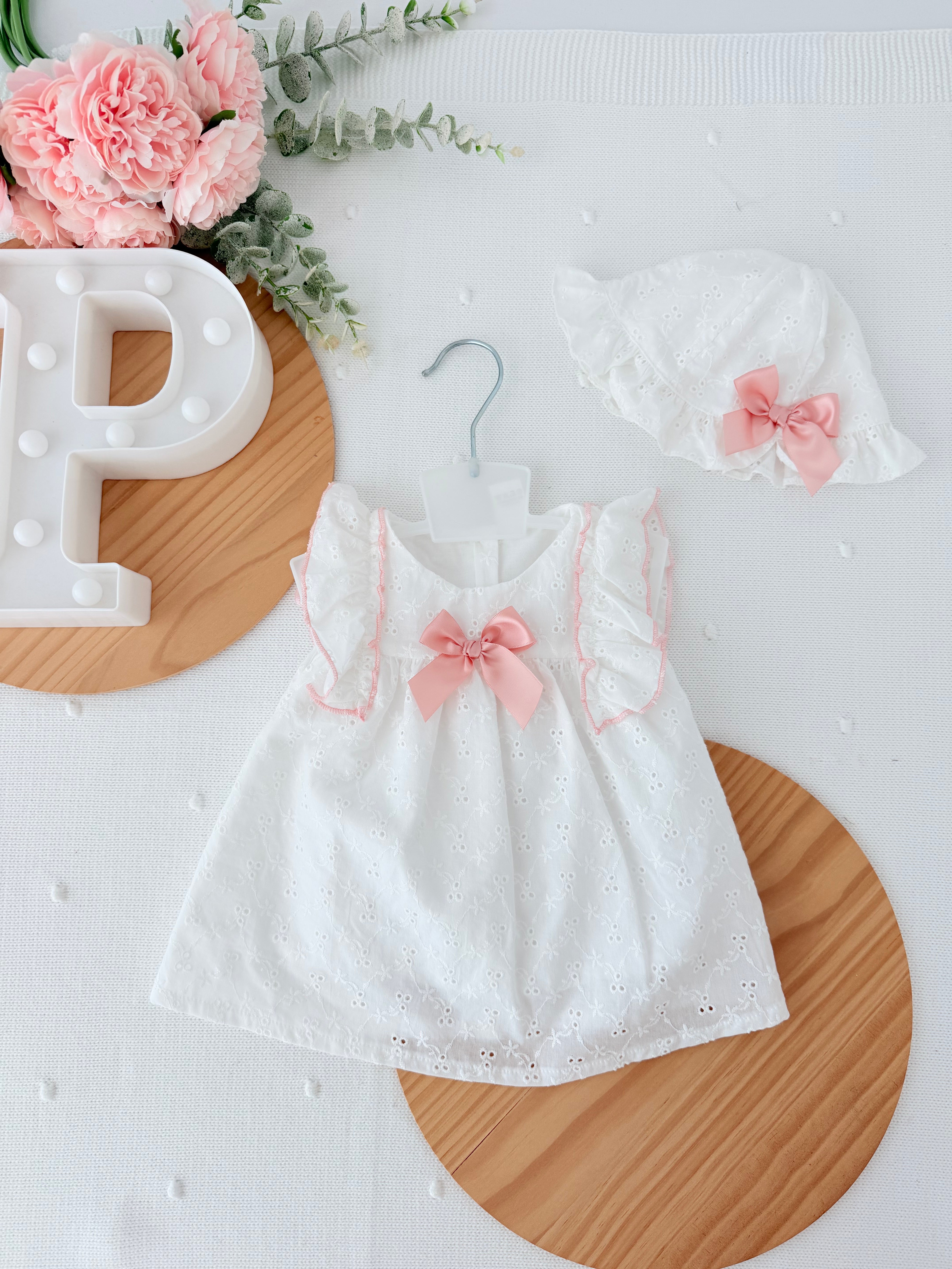 Vestido e chapéu com laço