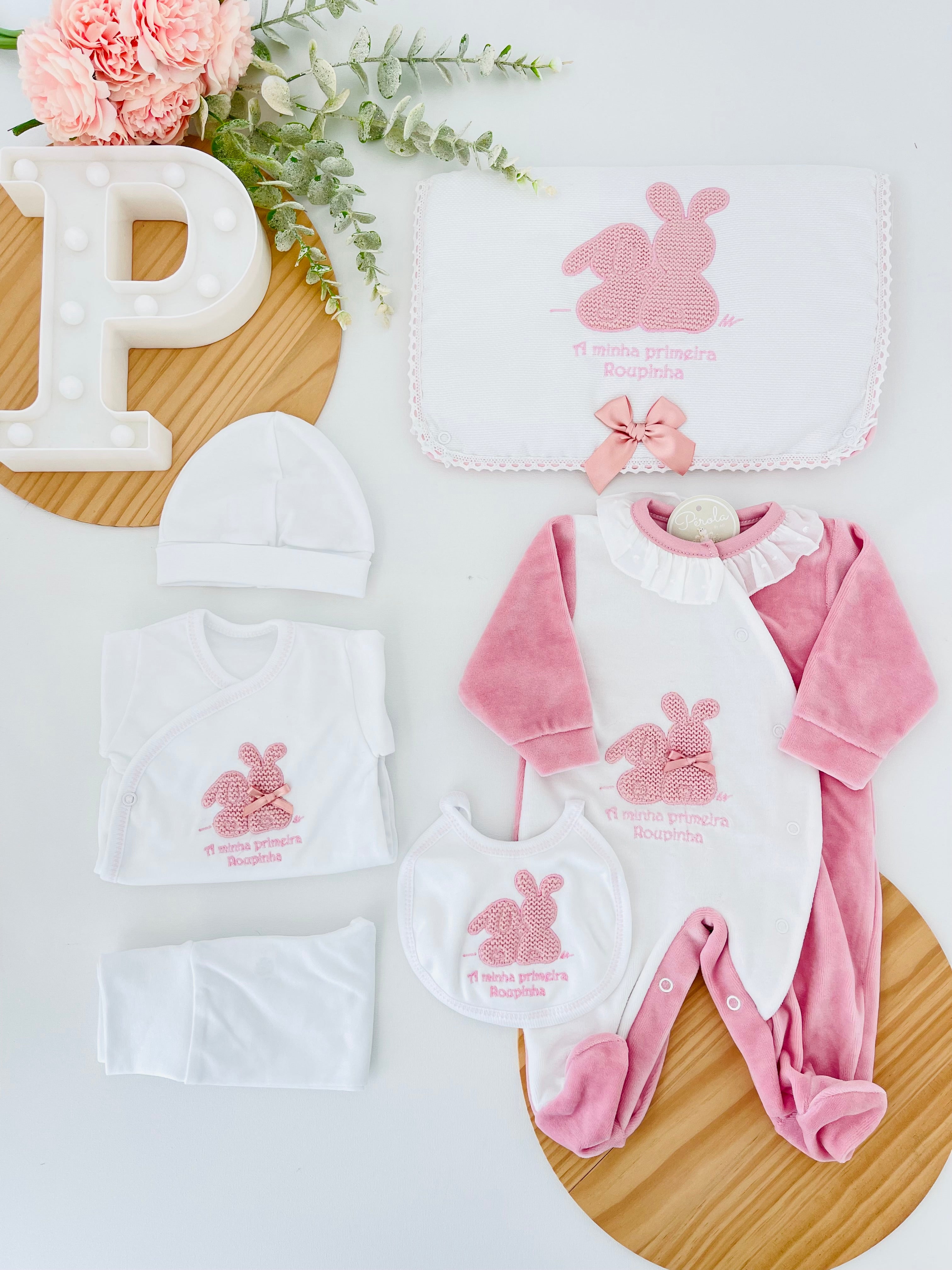 Conjunto primeira roupinha em veludo tema coelhinhos