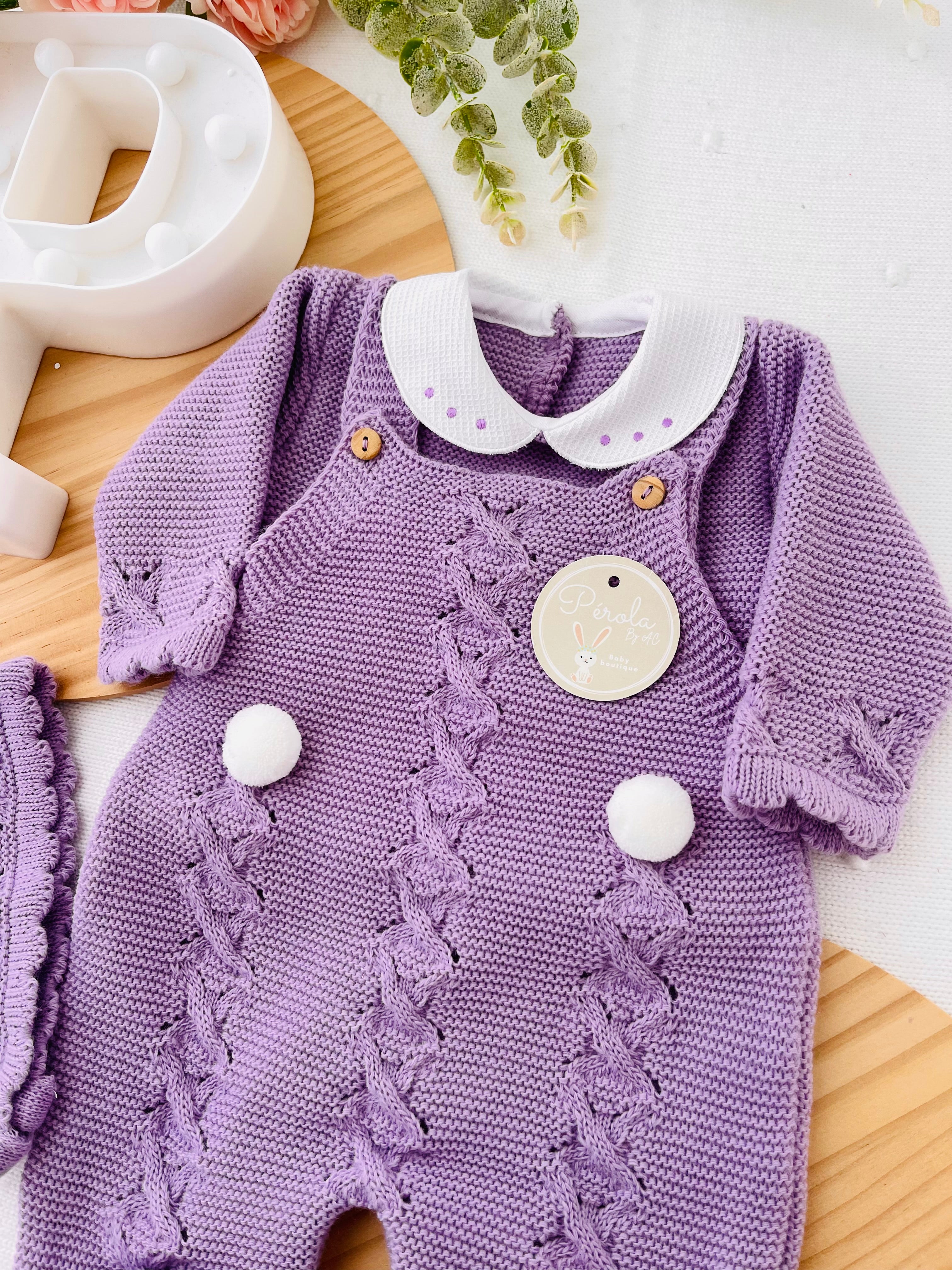 Conjunto pompom lilás: jardineiras, camisola e touca