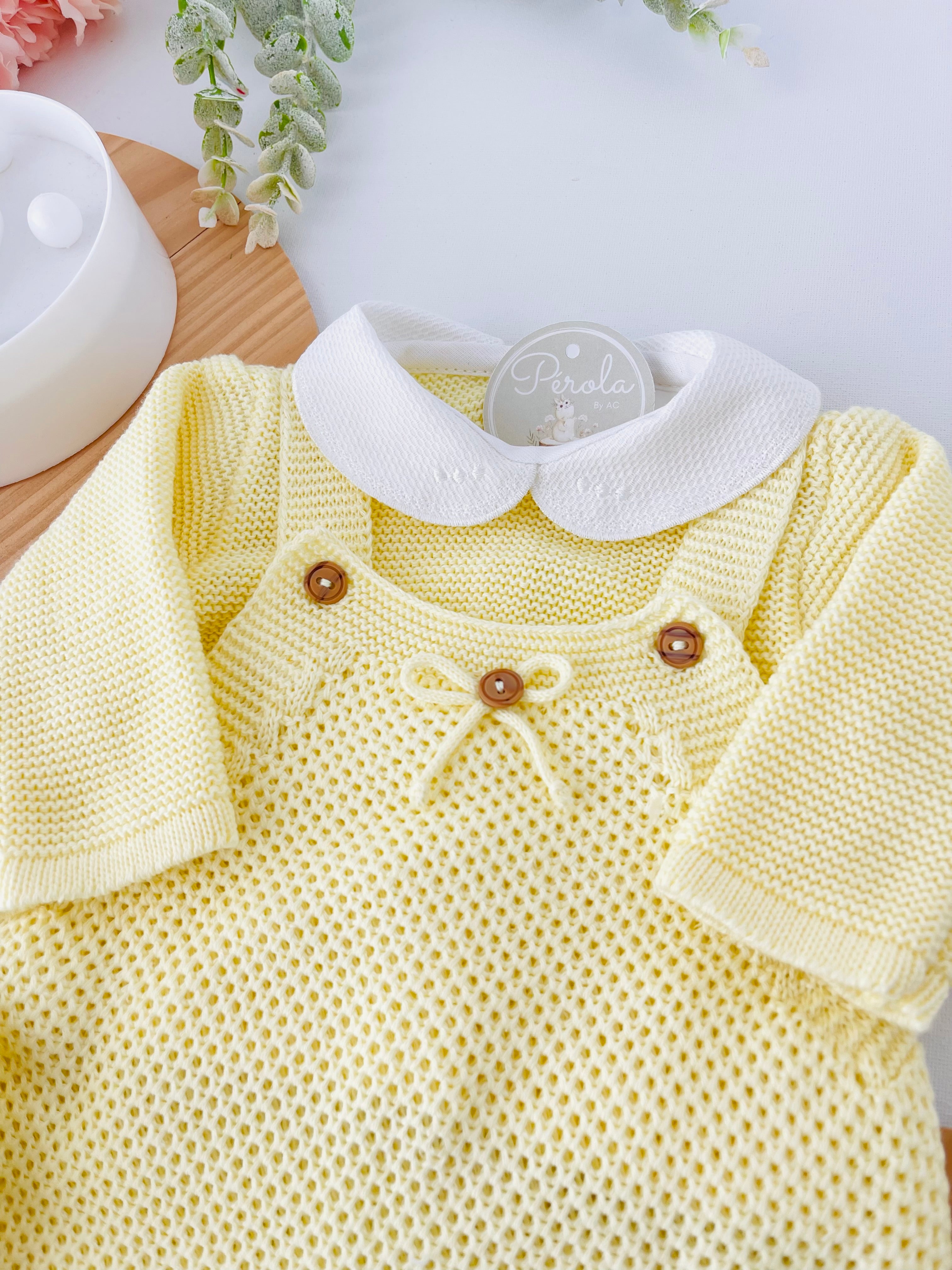 Saída de maternidade laço: jardineiras, camisola e gorro