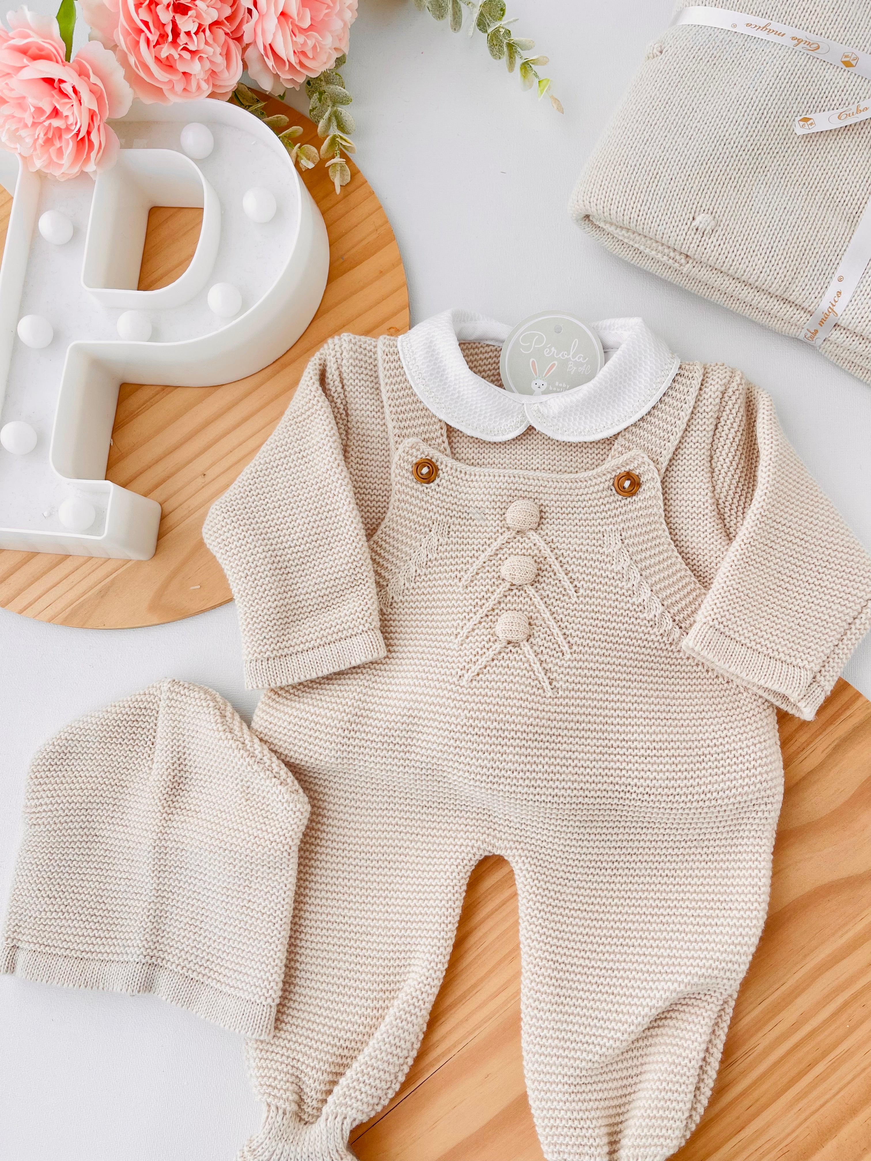 Saída de maternidade bolinhas: jardineiras, camisola e gorro