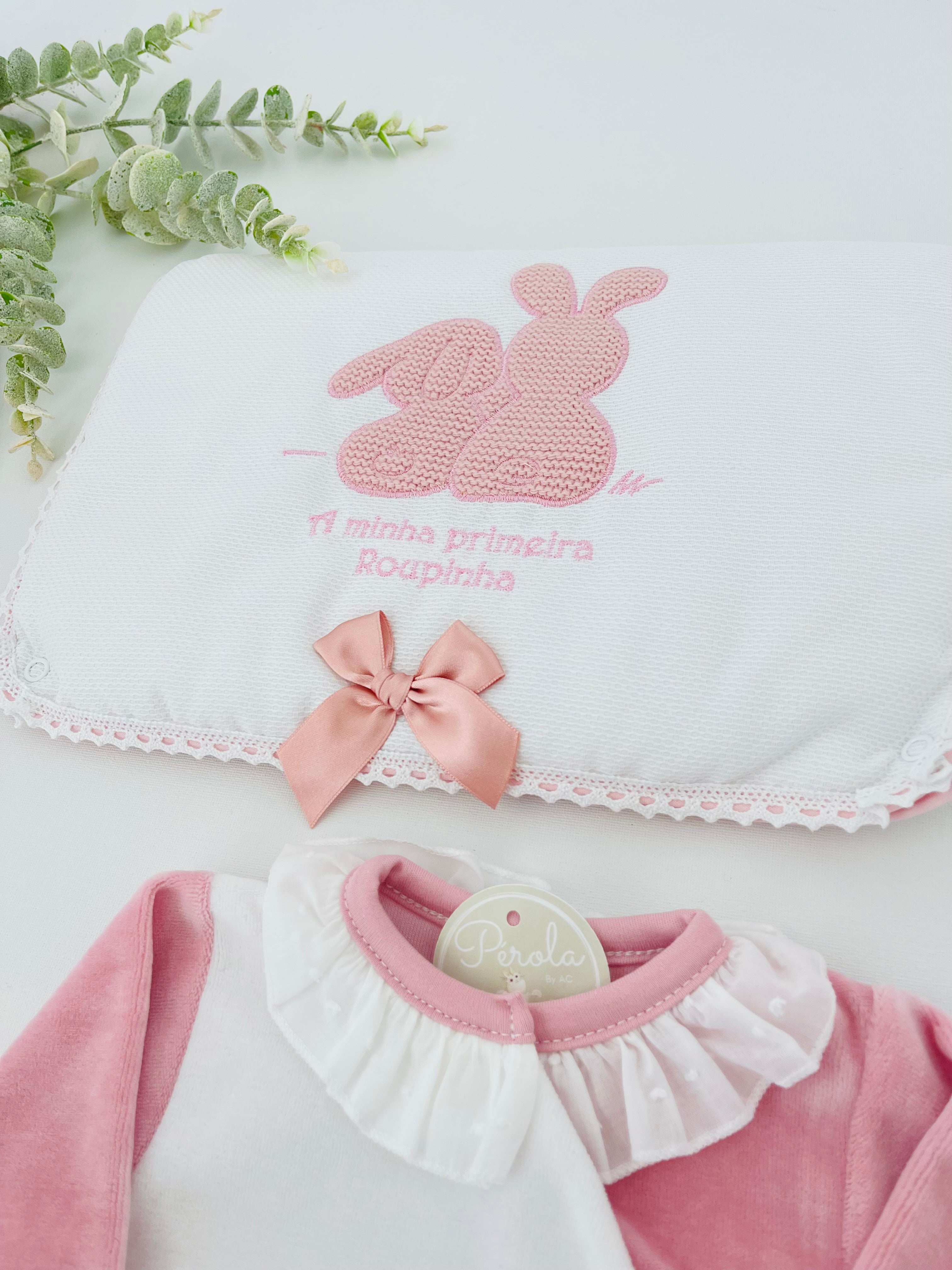 Conjunto primeira roupinha em veludo tema coelhinhos