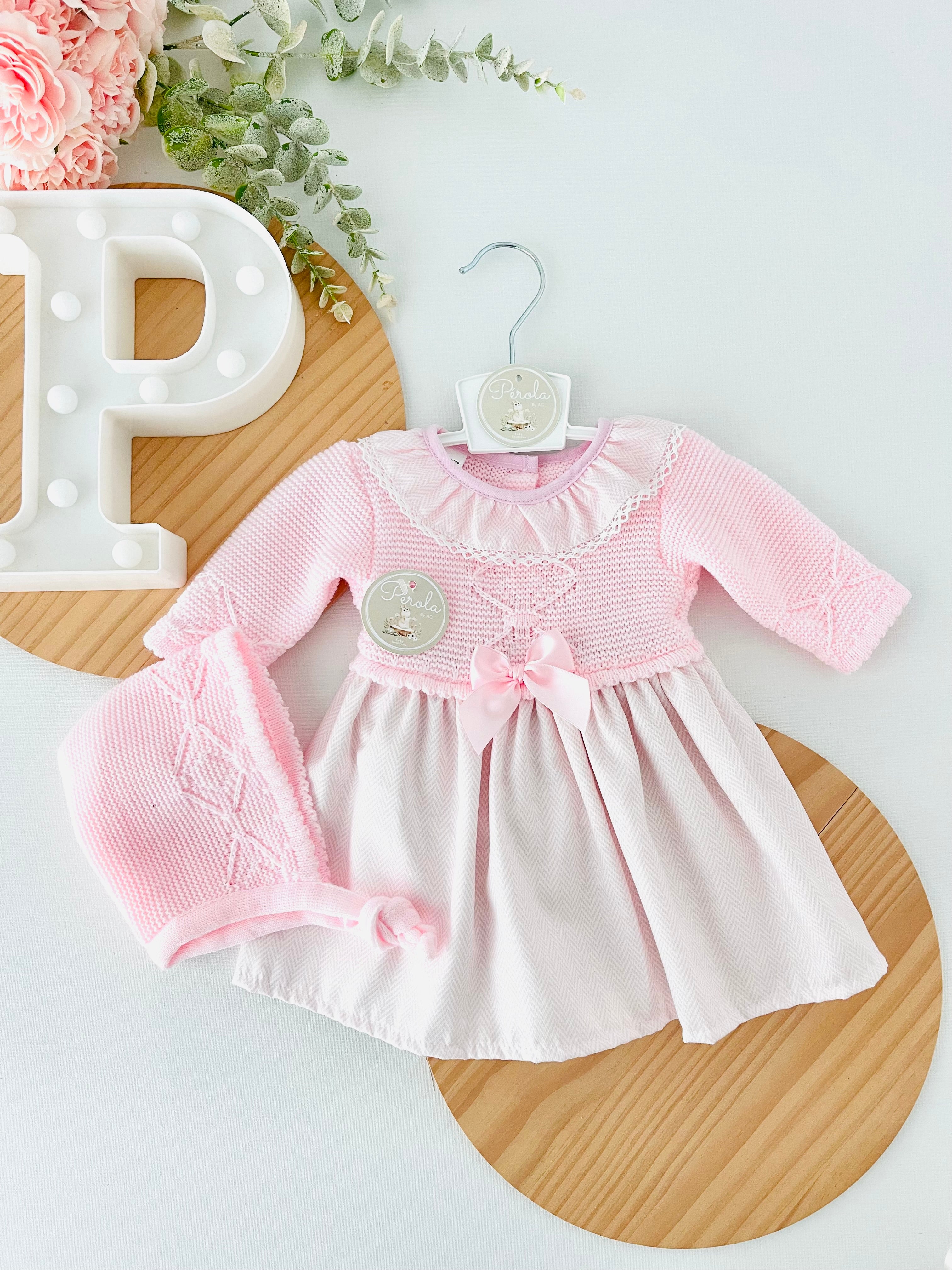 Vestido e touca rosa