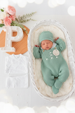 Pack saída de maternidade verde 5 peças: body, calças, jardineiras, camisola e gorro