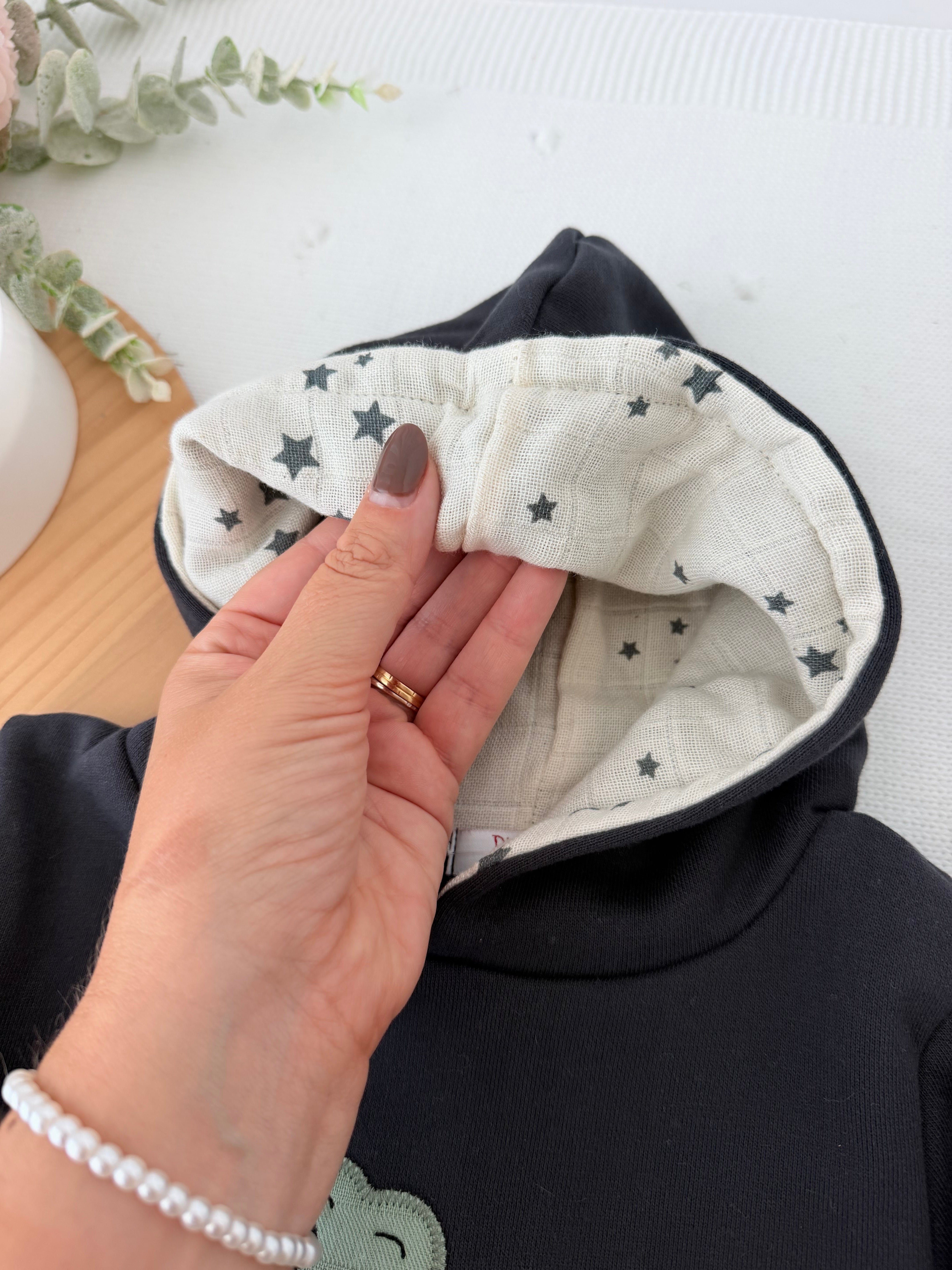 Conjunto dinossauro menino: camisola com capuz e calções