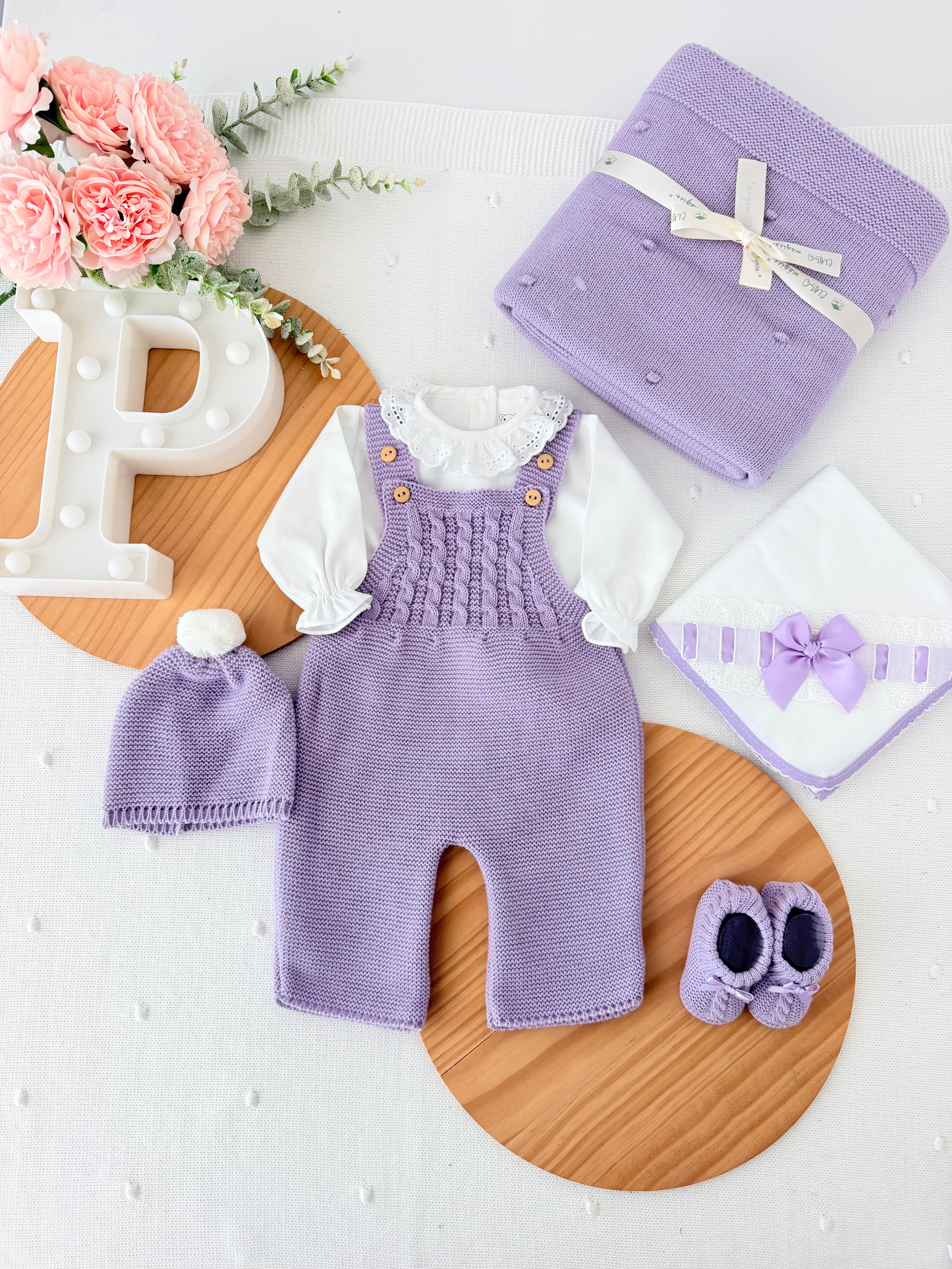 Saída de maternidade lilás: jardineiras, blusa e gorro Outono Inverno