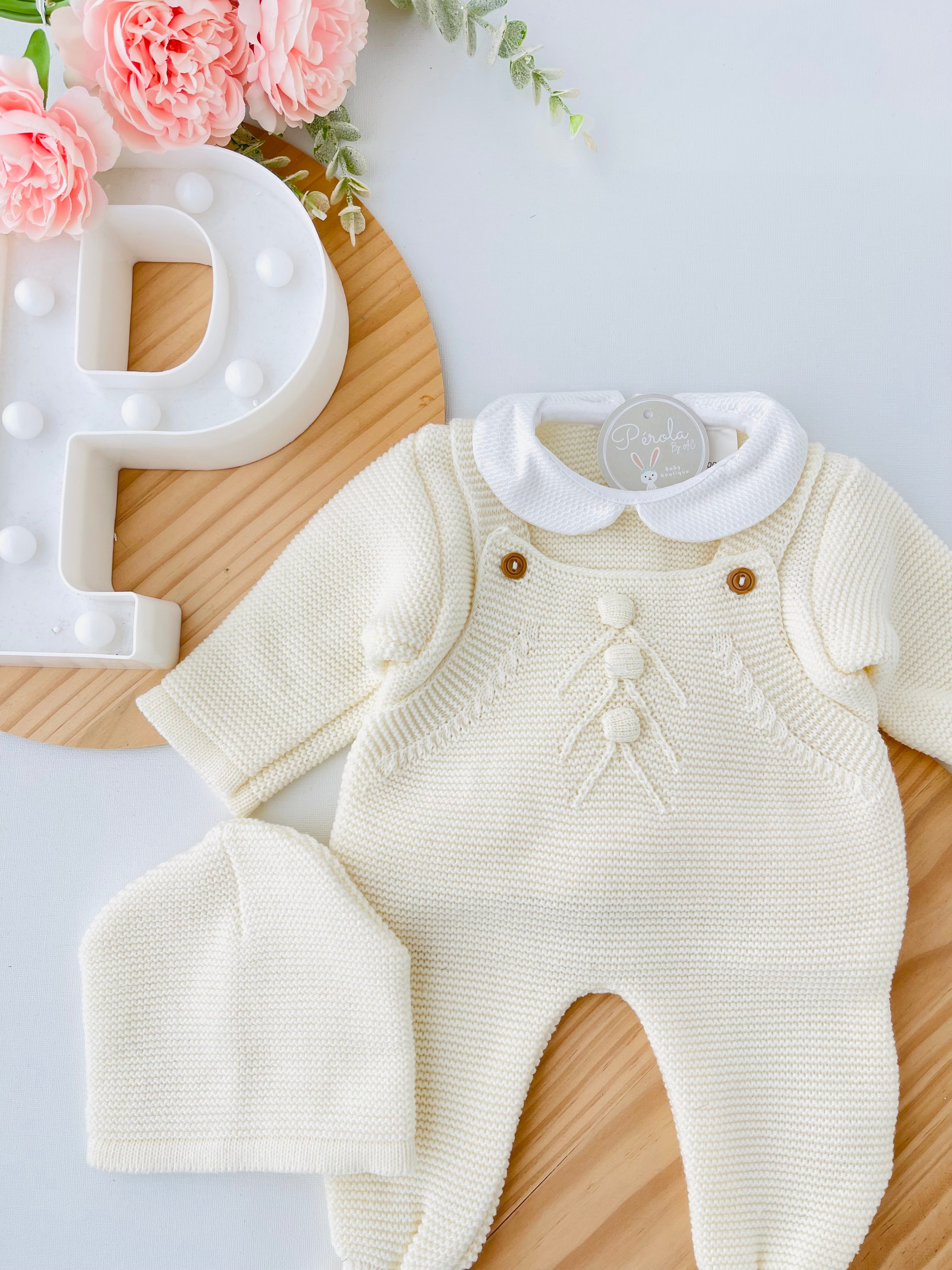 Saída de maternidade bolinhas: jardineiras, camisola e gorro