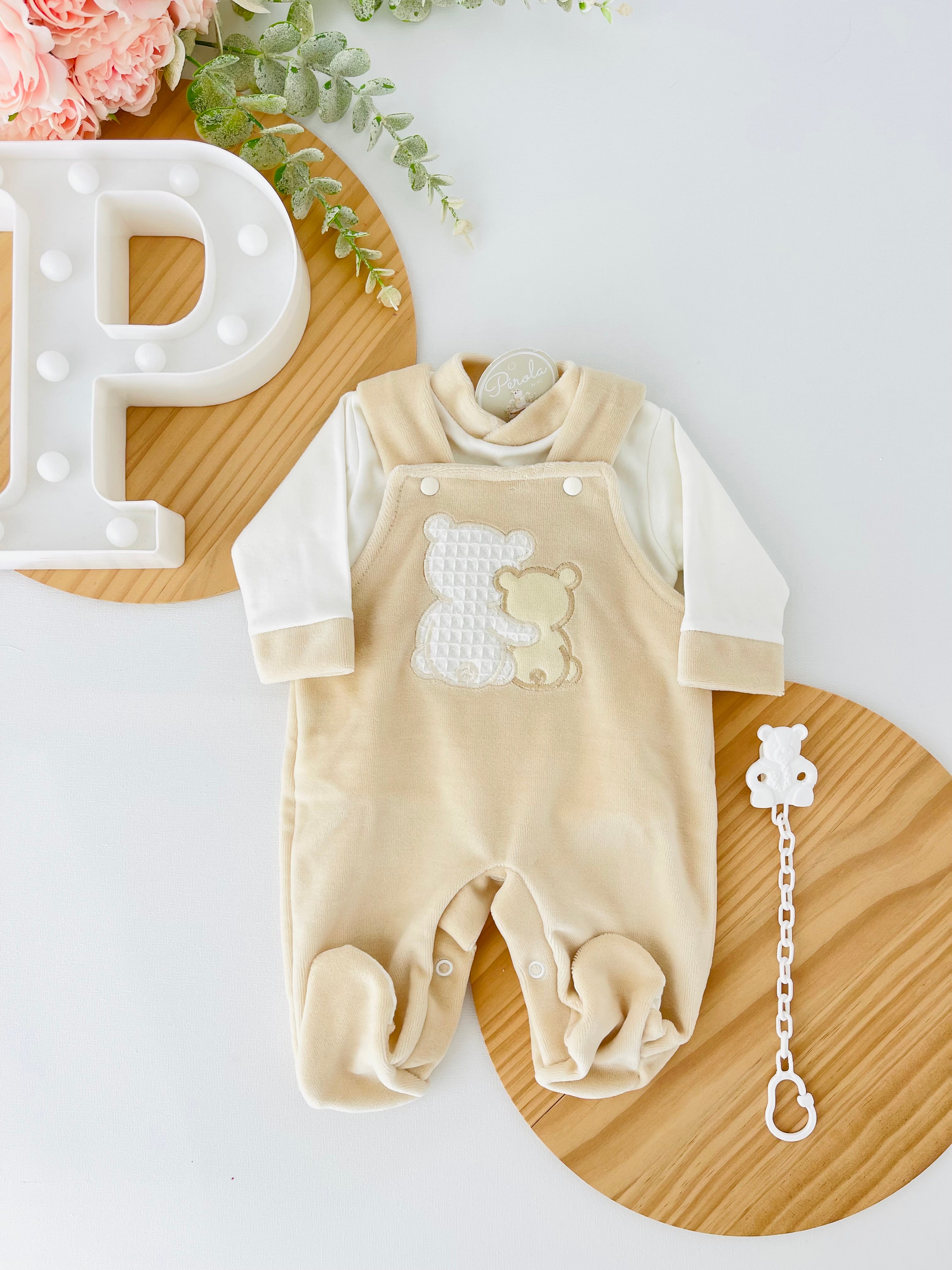 Conjunto ursinhos veludo: jardineiras, camisola e prende chupetas