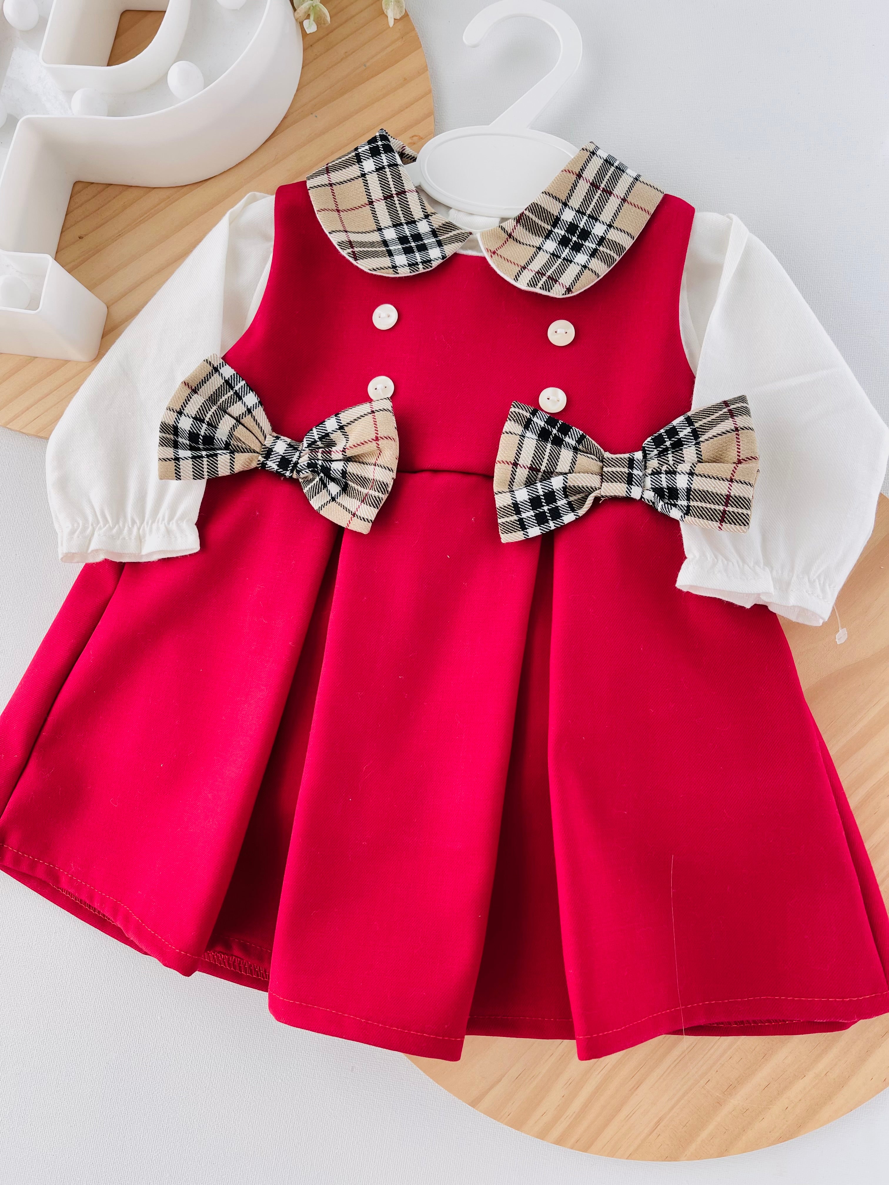 Vestido e blusa com gola xadrez